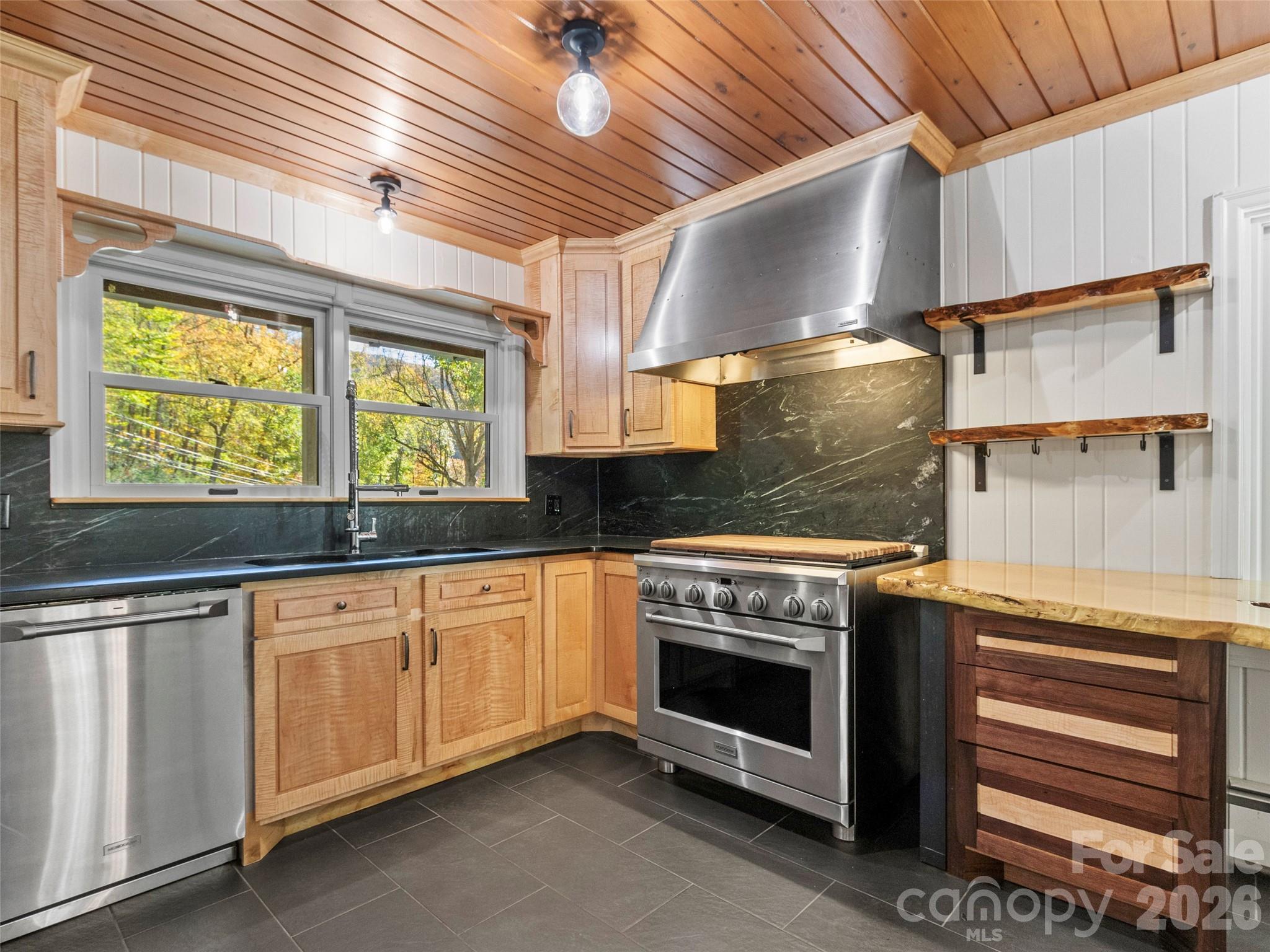 191 N Fork Road — Burnsville