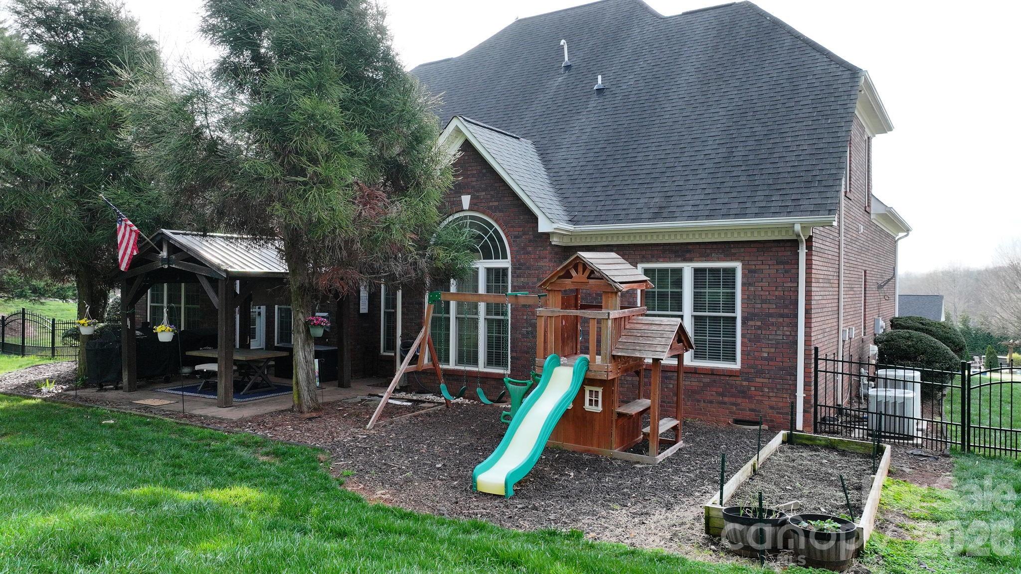2696 Charleston Court — Claremont