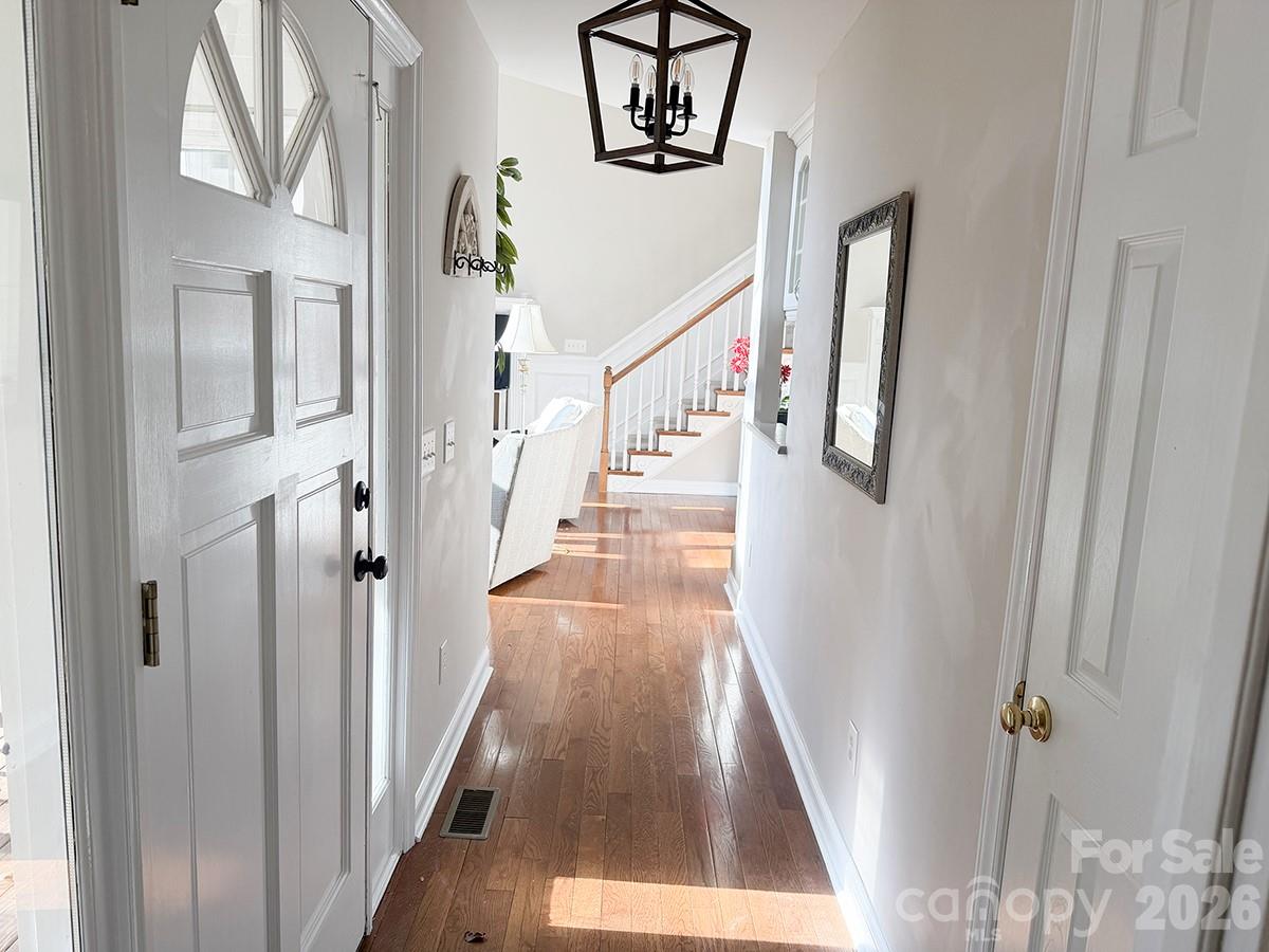 719 Victorian Lane — Monroe