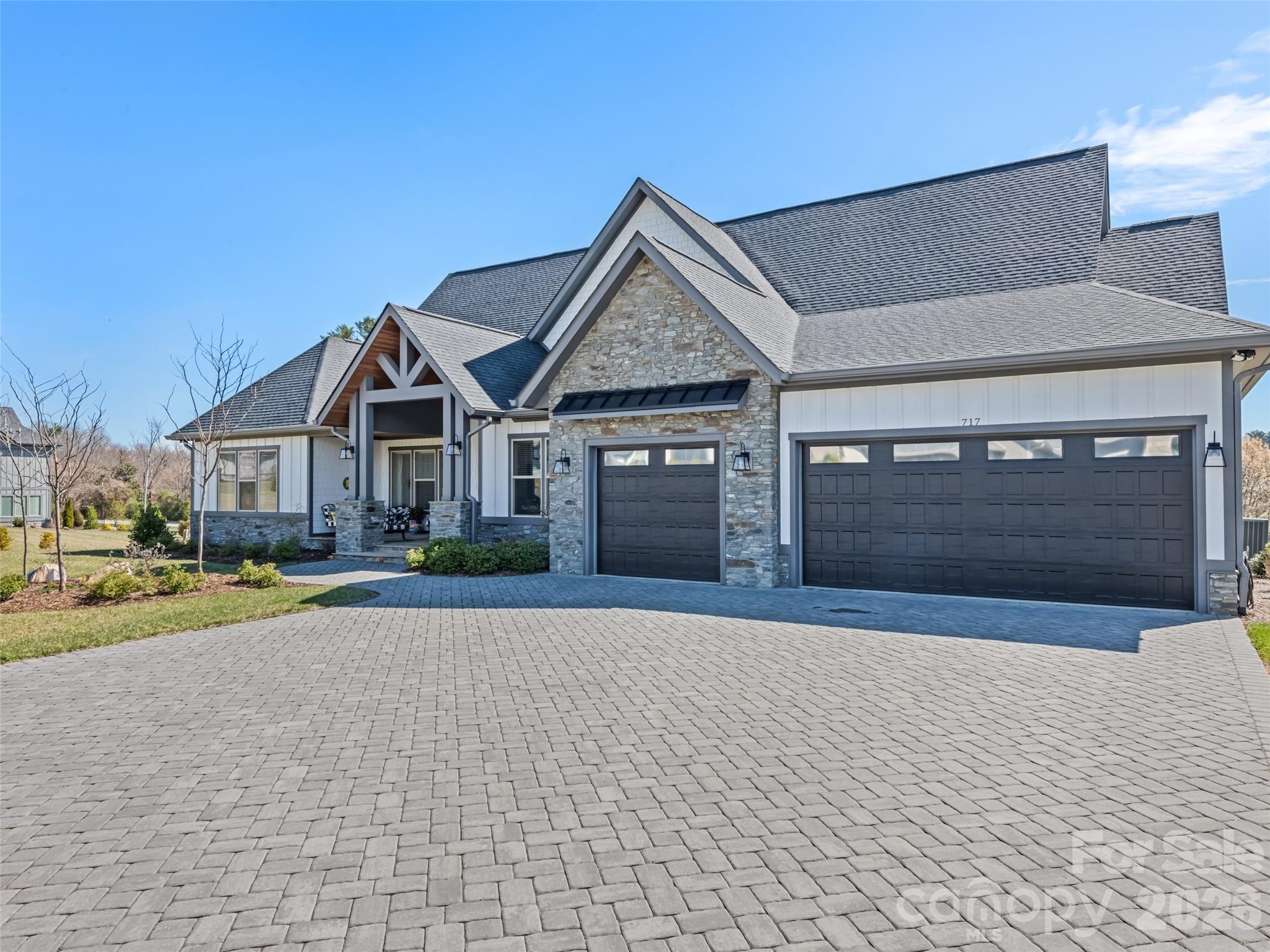 717 Daniel Circle Drive — Mills River