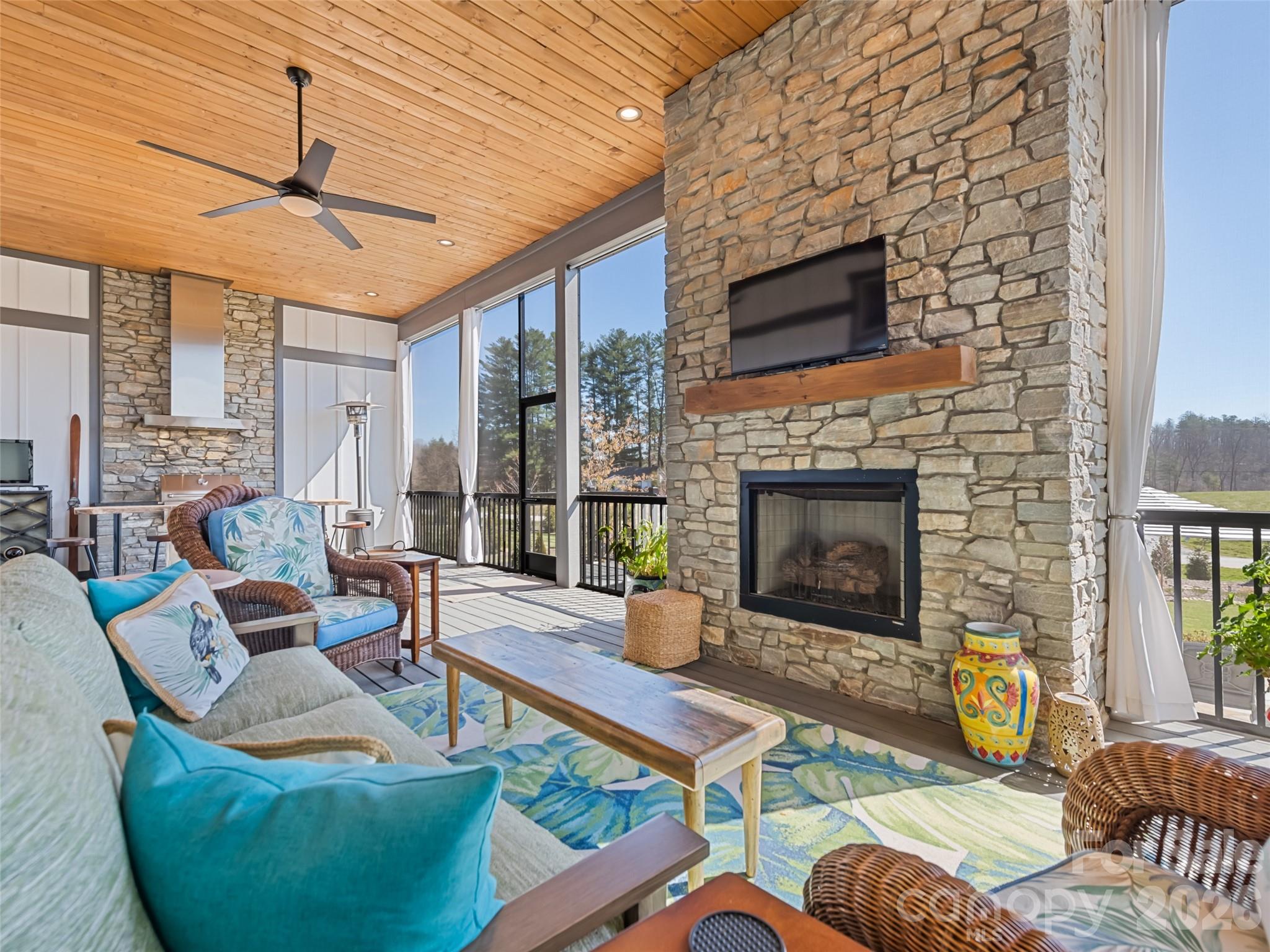 717 Daniel Circle Drive — Mills River