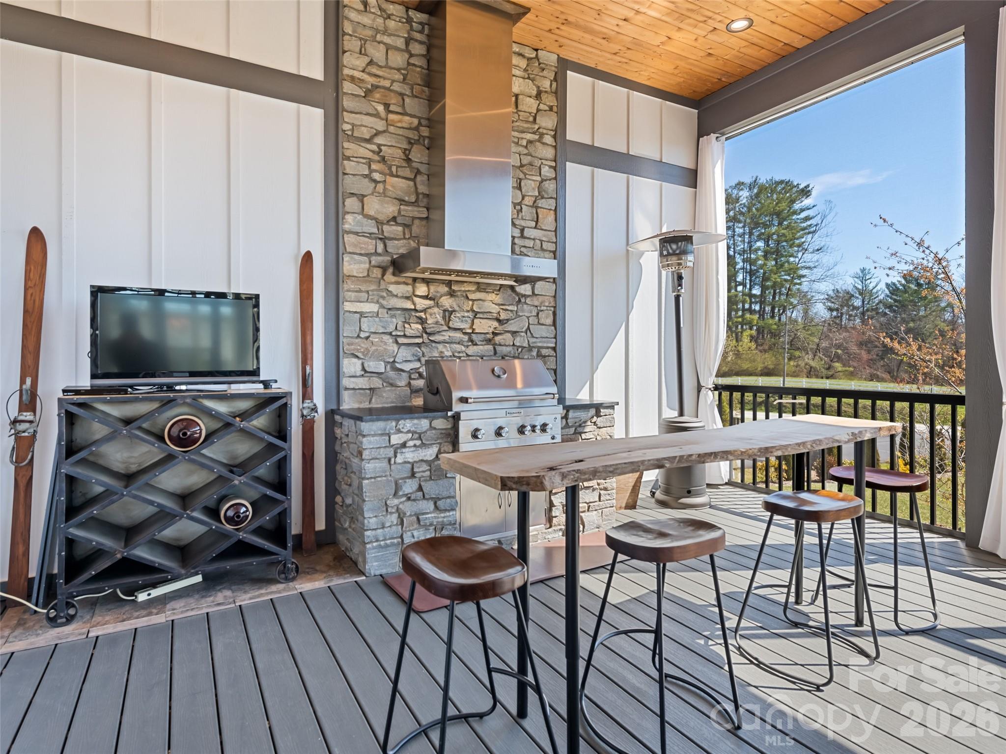 717 Daniel Circle Drive — Mills River