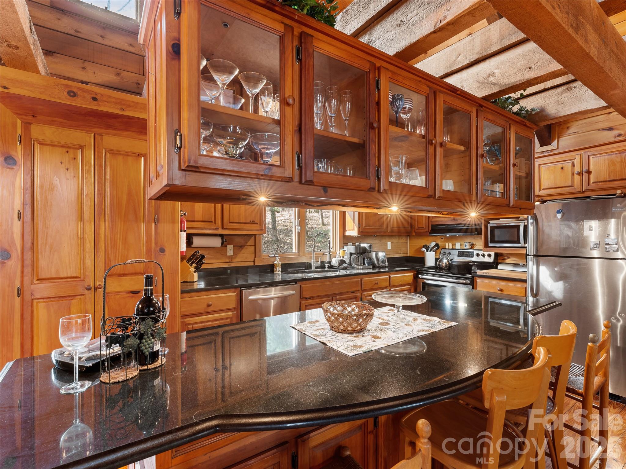 6 Ravenwood Lane — Horse Shoe