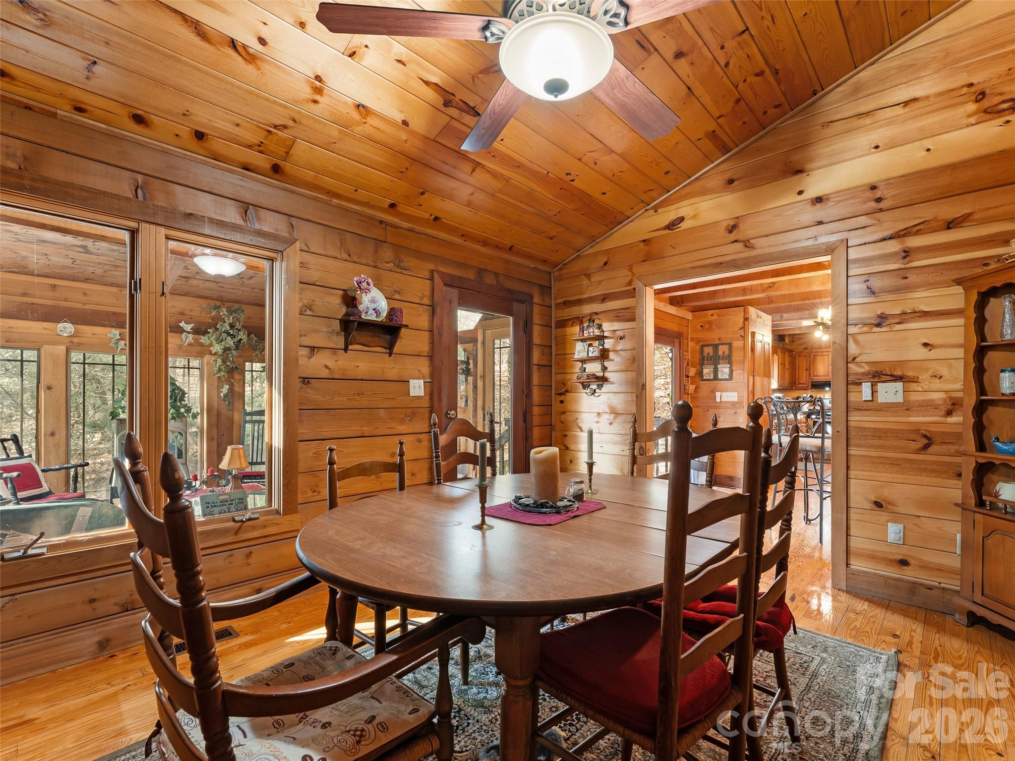6 Ravenwood Lane — Horse Shoe