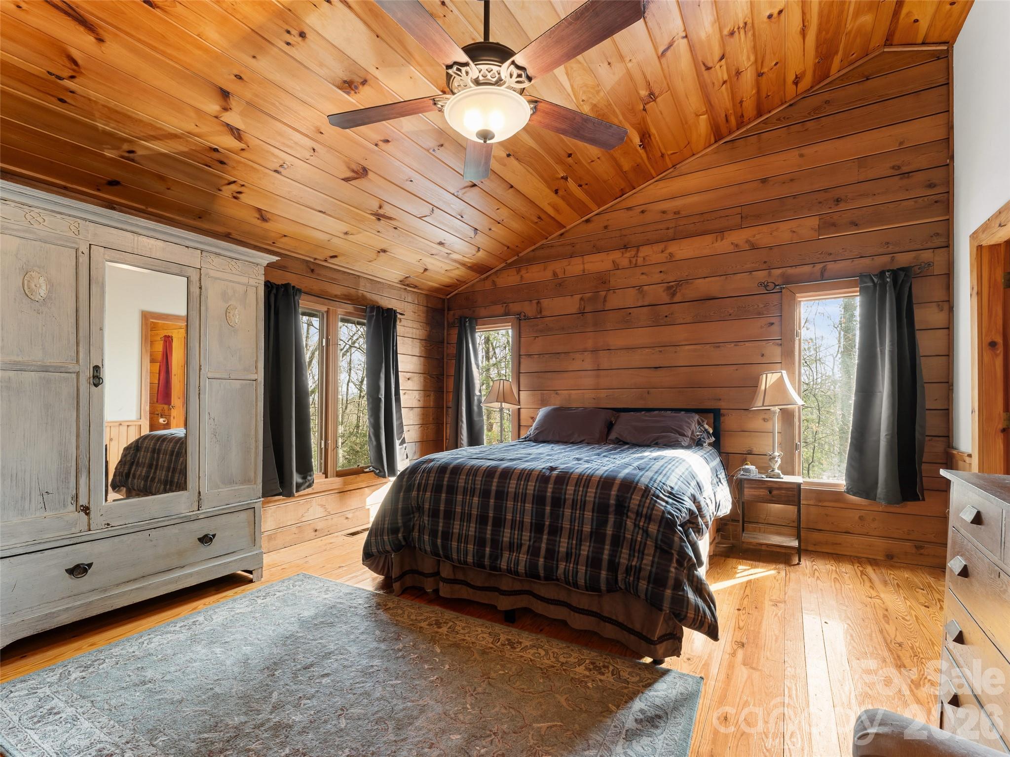 6 Ravenwood Lane — Horse Shoe