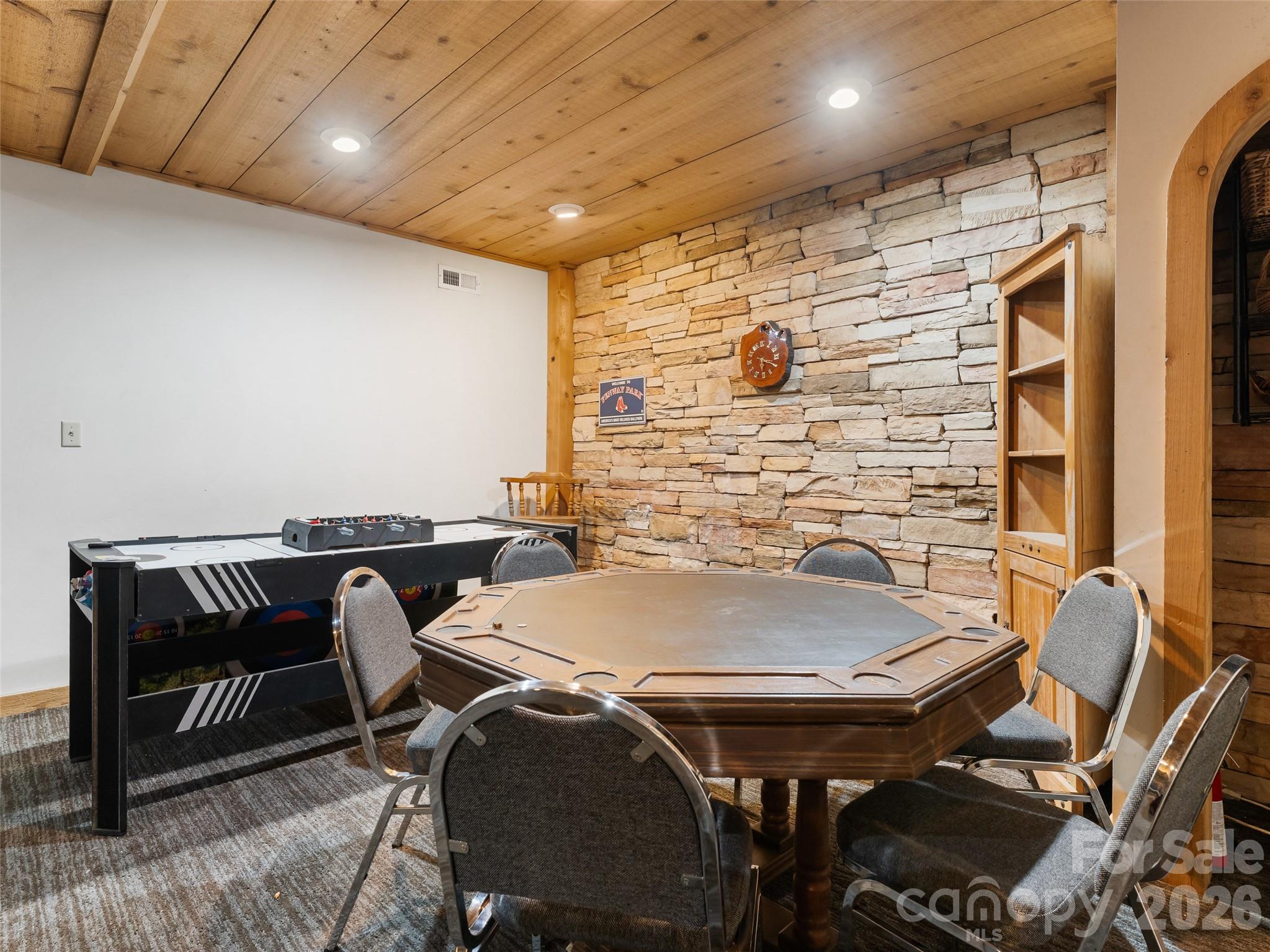 6 Ravenwood Lane — Horse Shoe