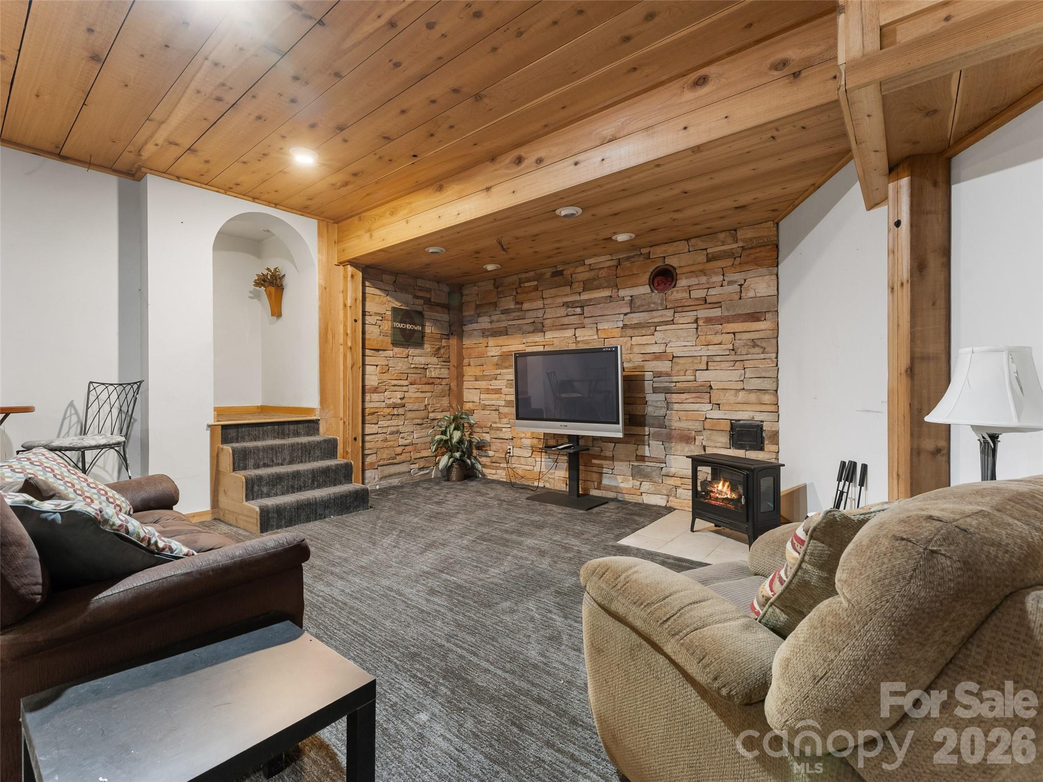 6 Ravenwood Lane — Horse Shoe