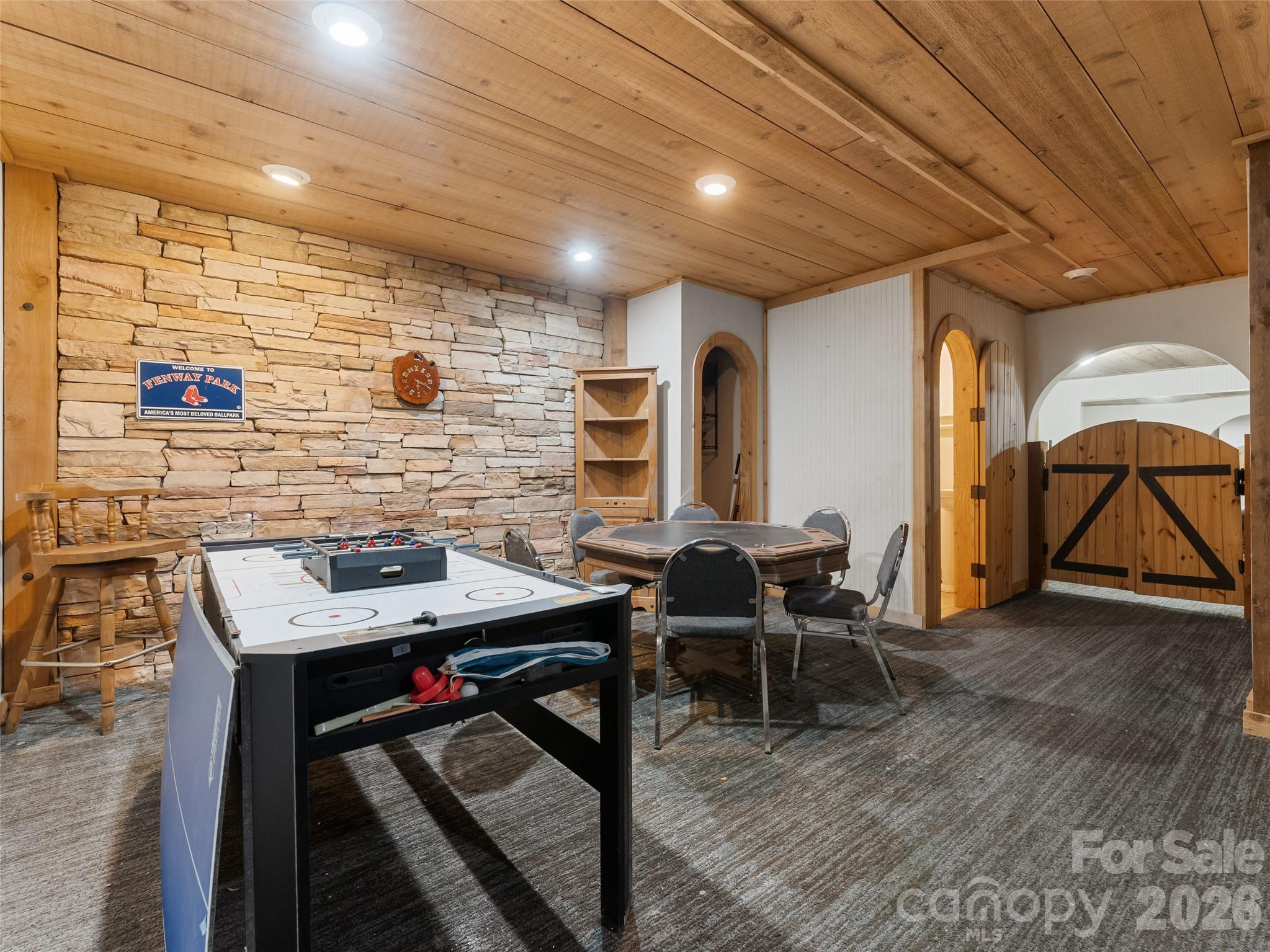 6 Ravenwood Lane — Horse Shoe