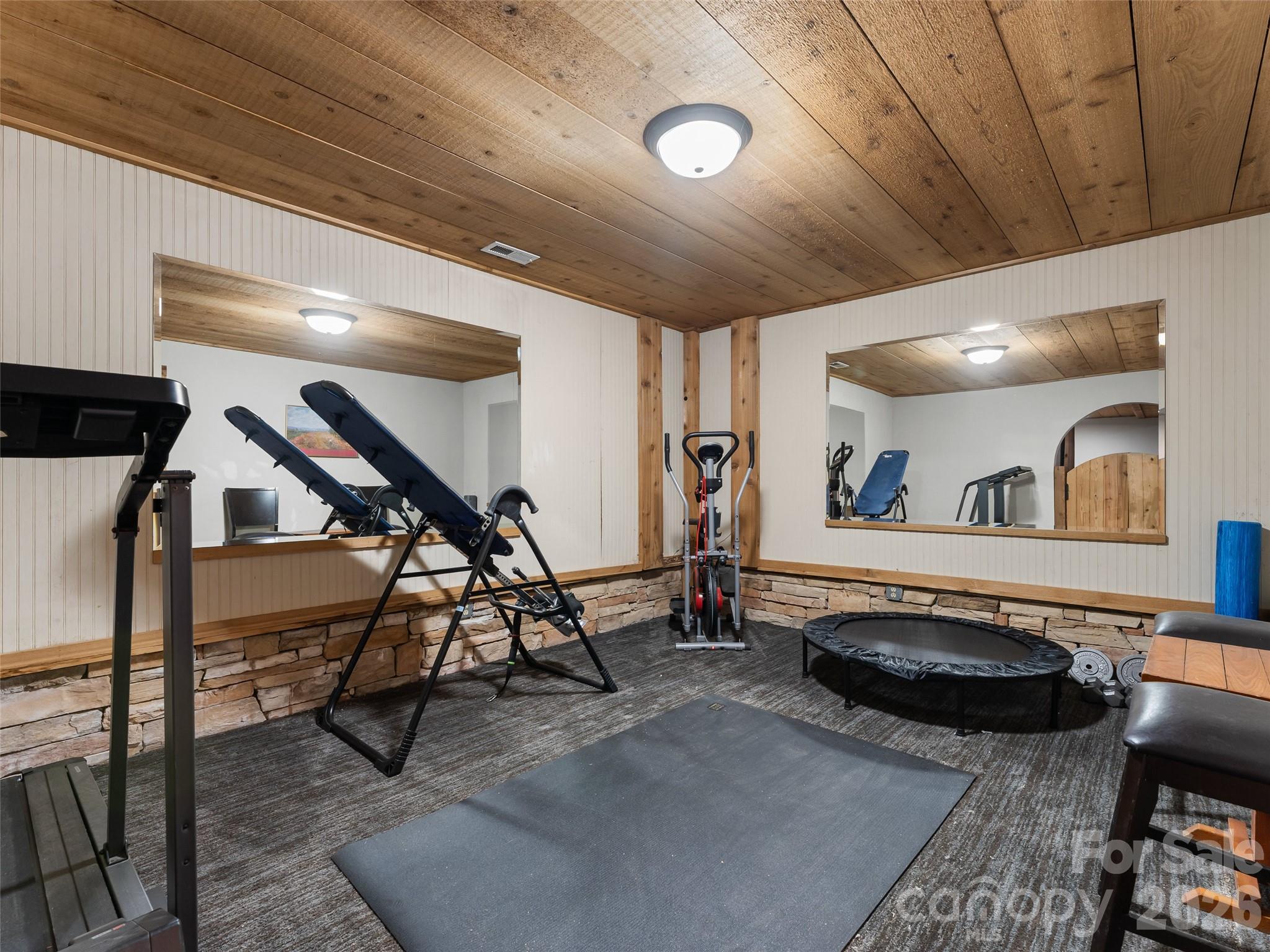 6 Ravenwood Lane — Horse Shoe