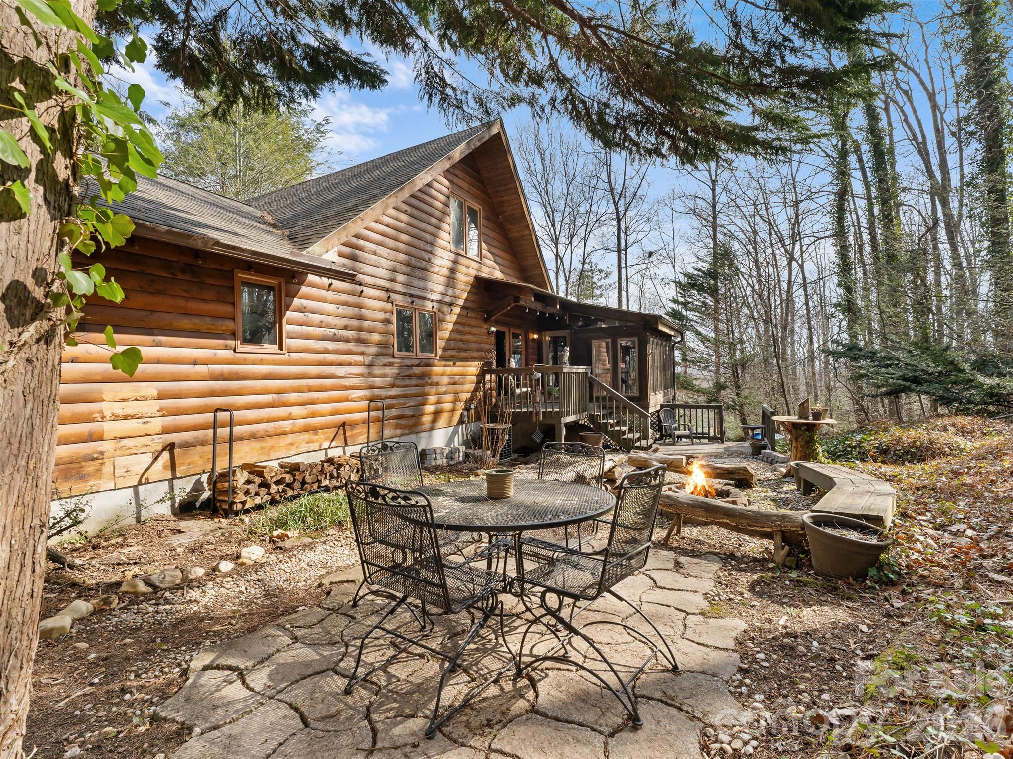 6 Ravenwood Lane — Horse Shoe