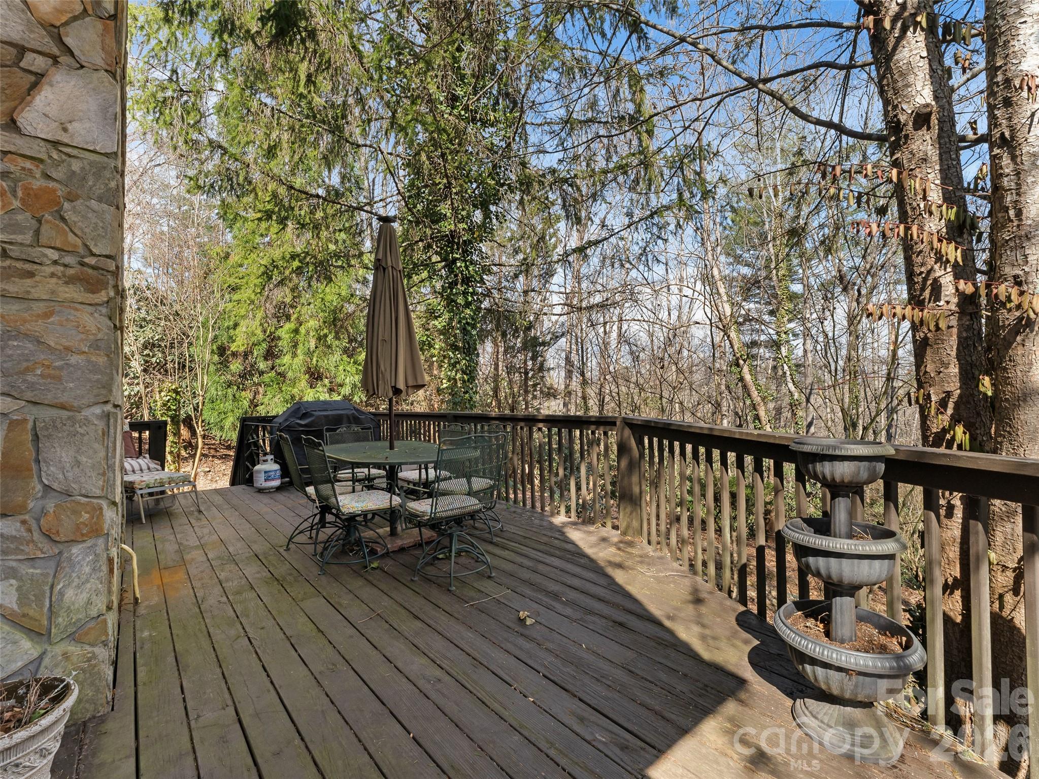 6 Ravenwood Lane — Horse Shoe