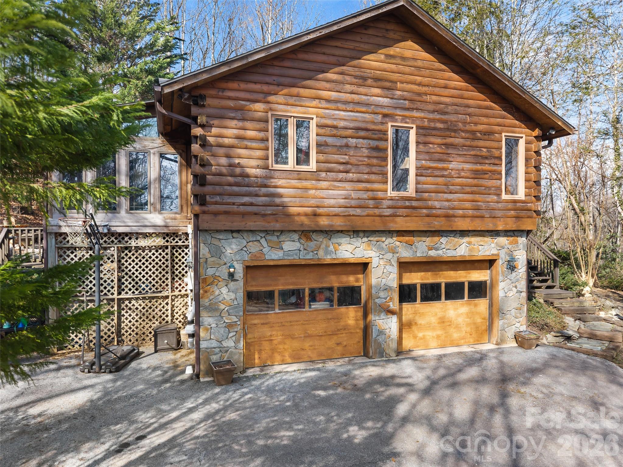 6 Ravenwood Lane — Horse Shoe