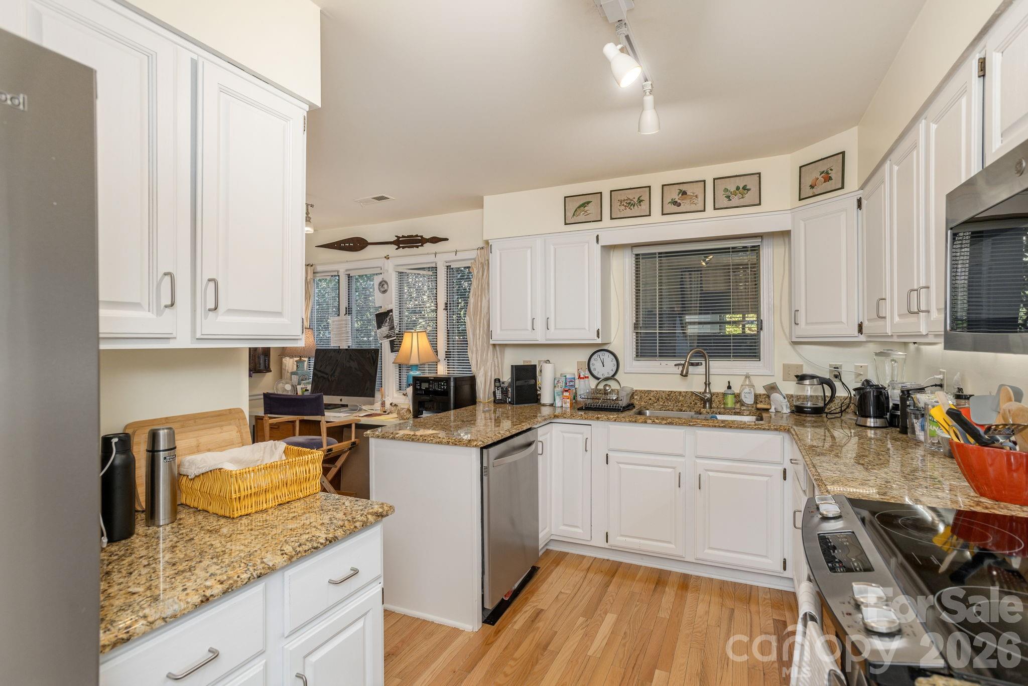 111 BLUFFVIEW Lane — Flat Rock