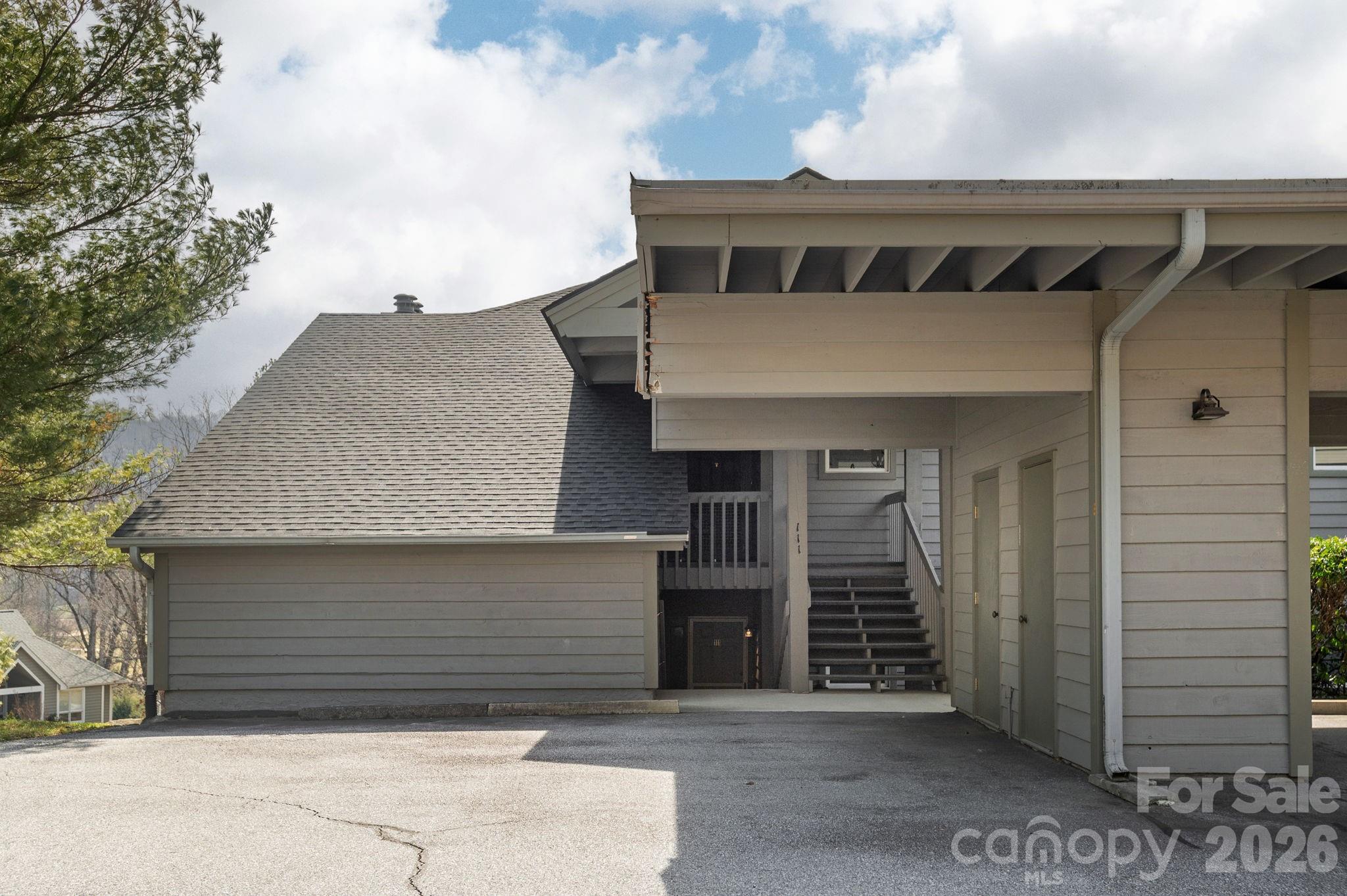 111 BLUFFVIEW Lane — Flat Rock