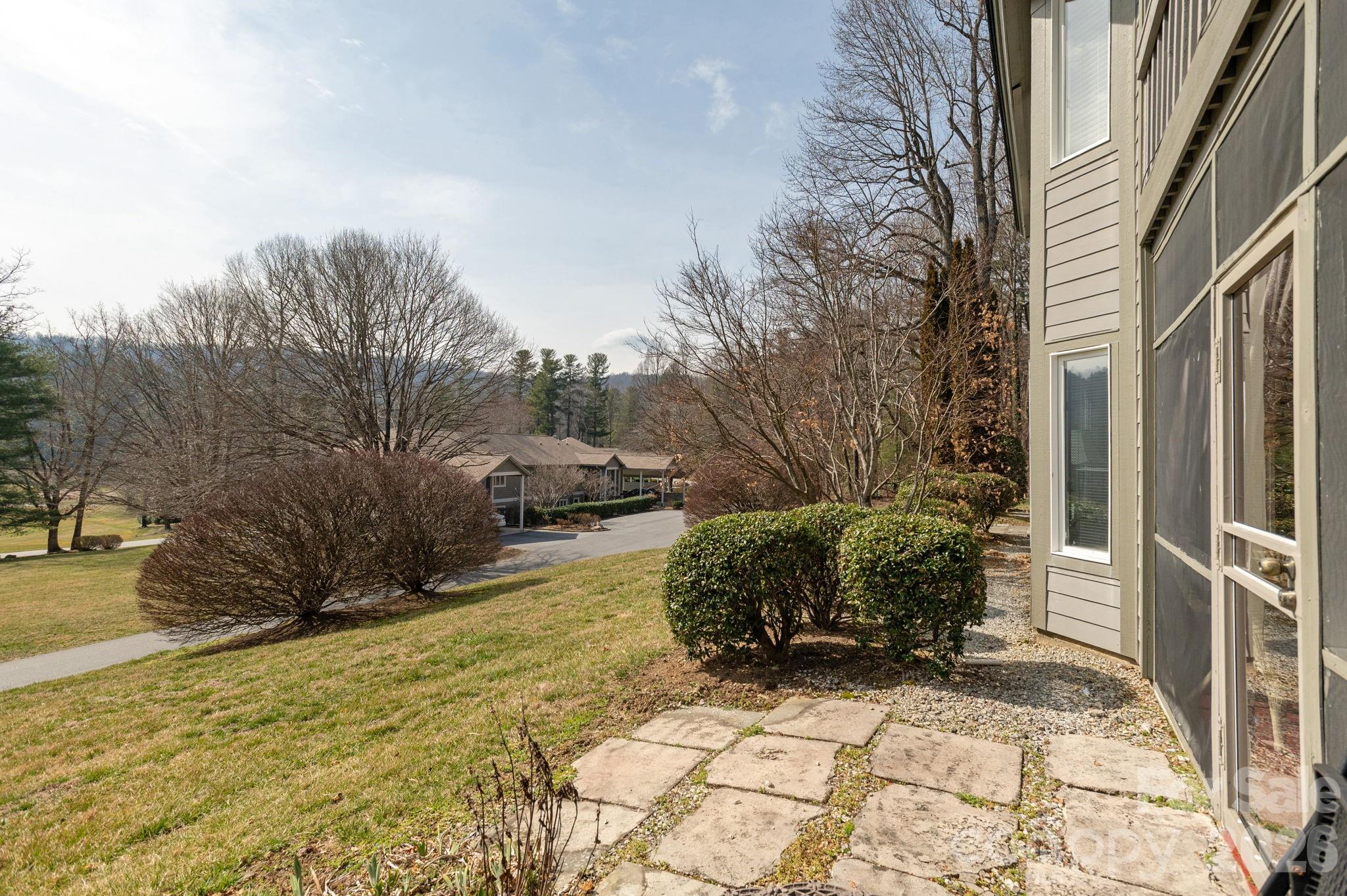 111 BLUFFVIEW Lane — Flat Rock