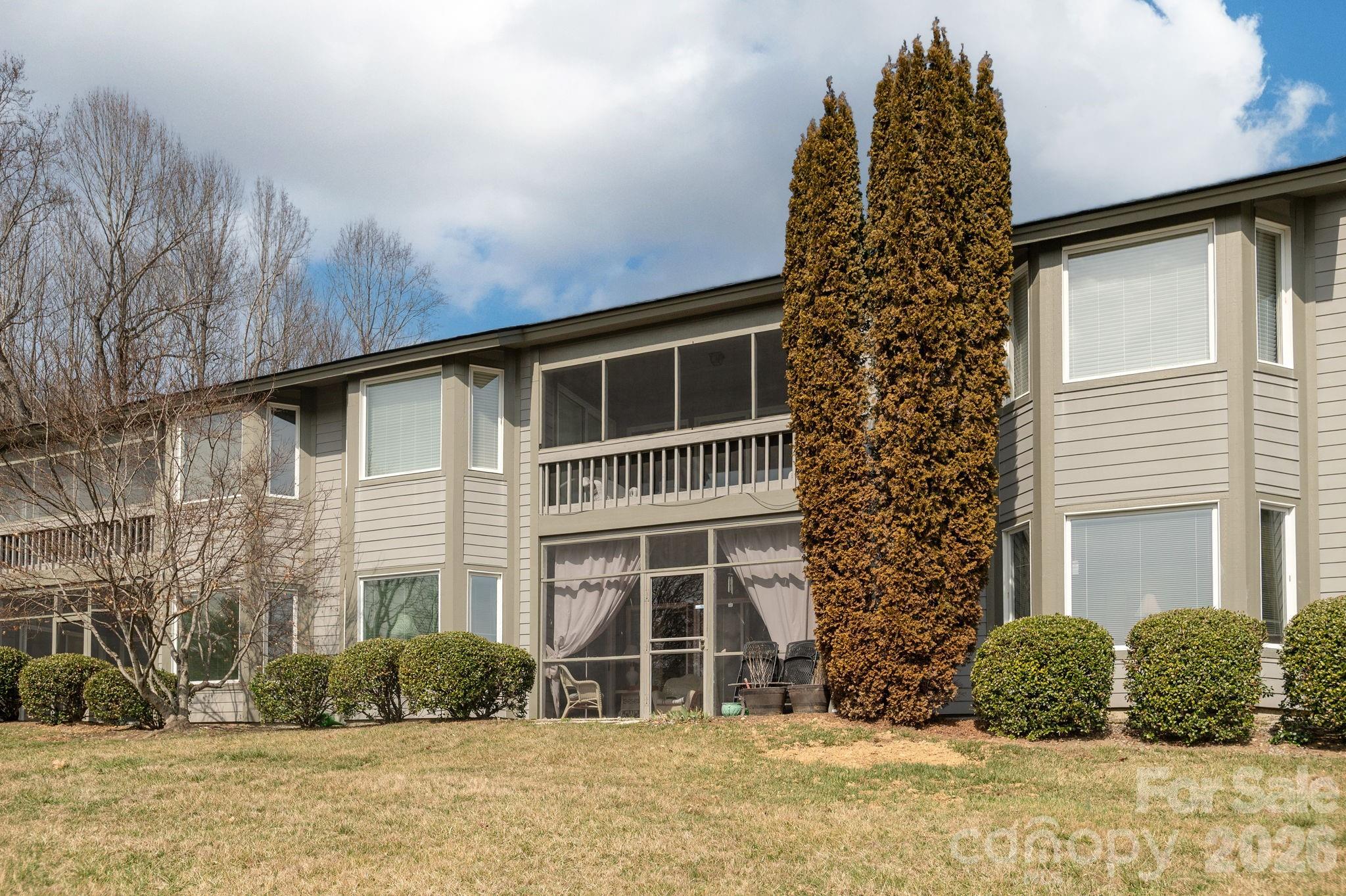 111 BLUFFVIEW Lane — Flat Rock