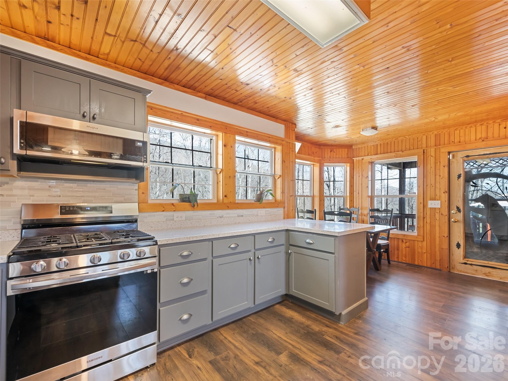 401 Tipstill Cove — Waynesville