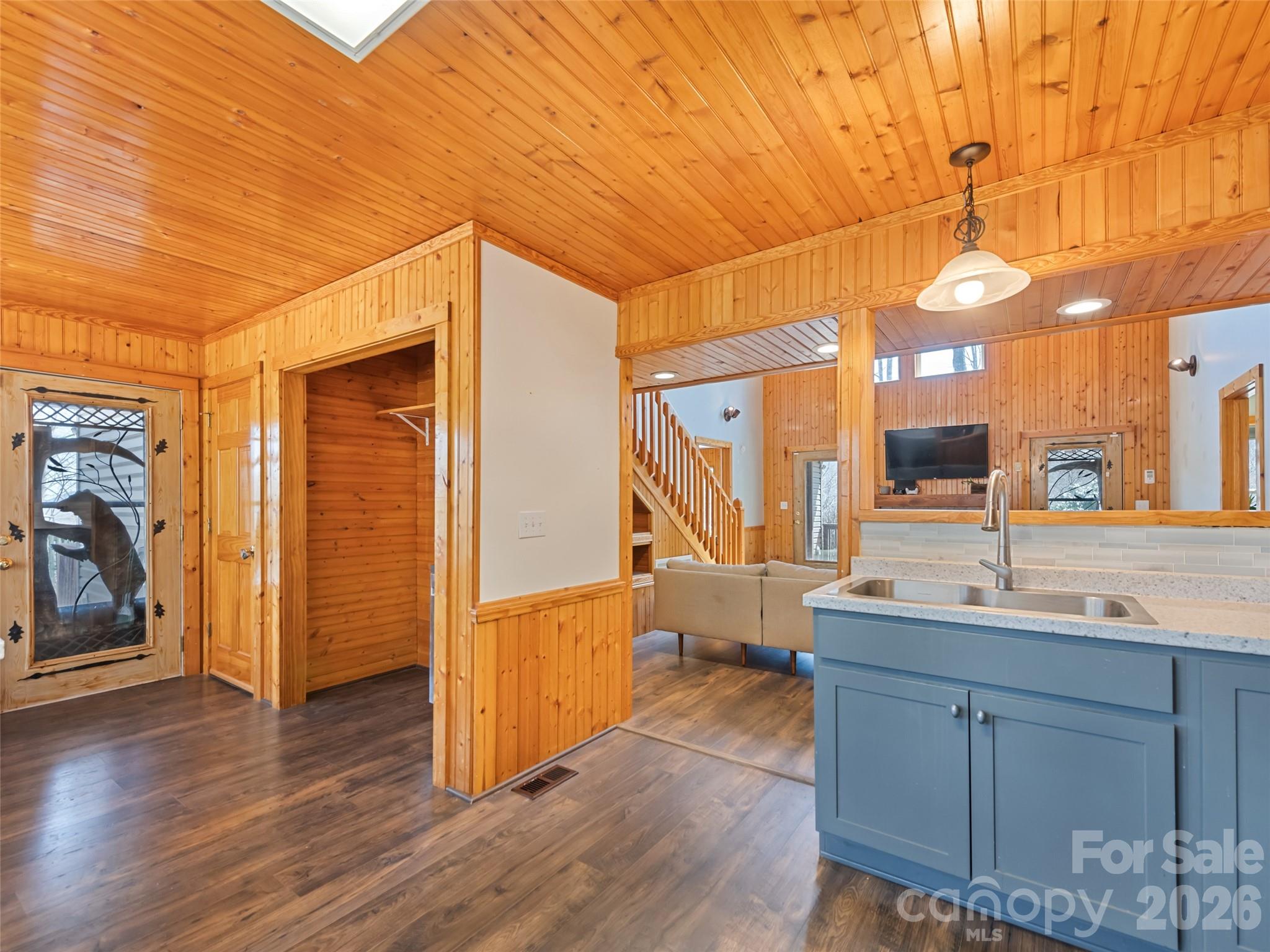 401 Tipstill Cove — Waynesville