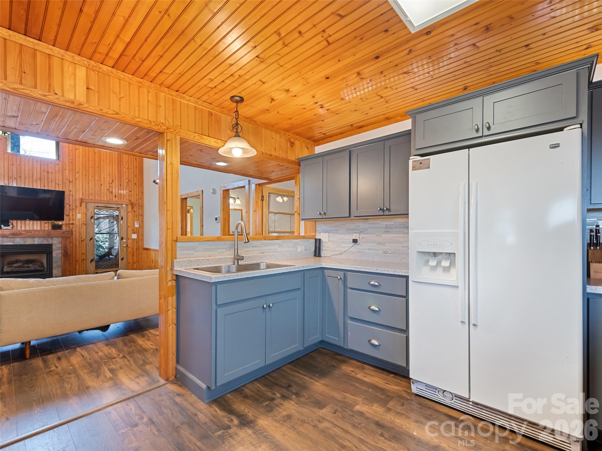401 Tipstill Cove — Waynesville