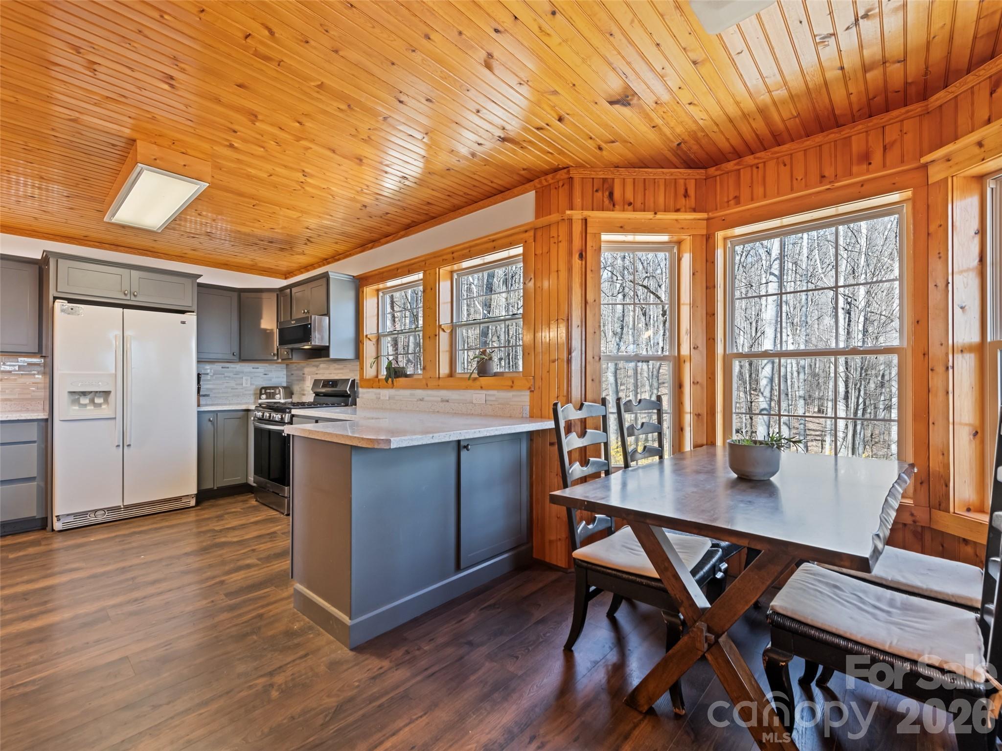 401 Tipstill Cove — Waynesville