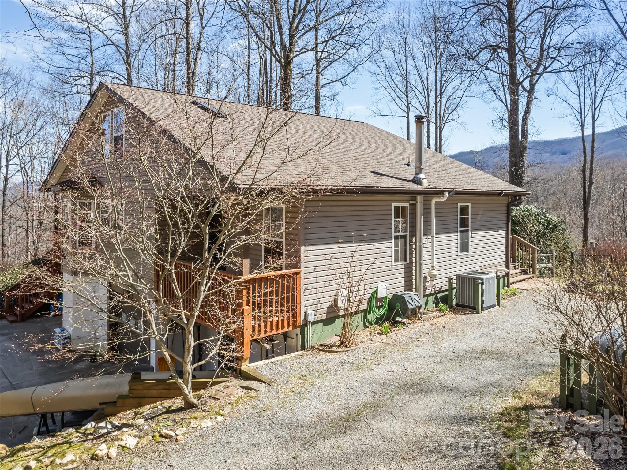 401 Tipstill Cove — Waynesville