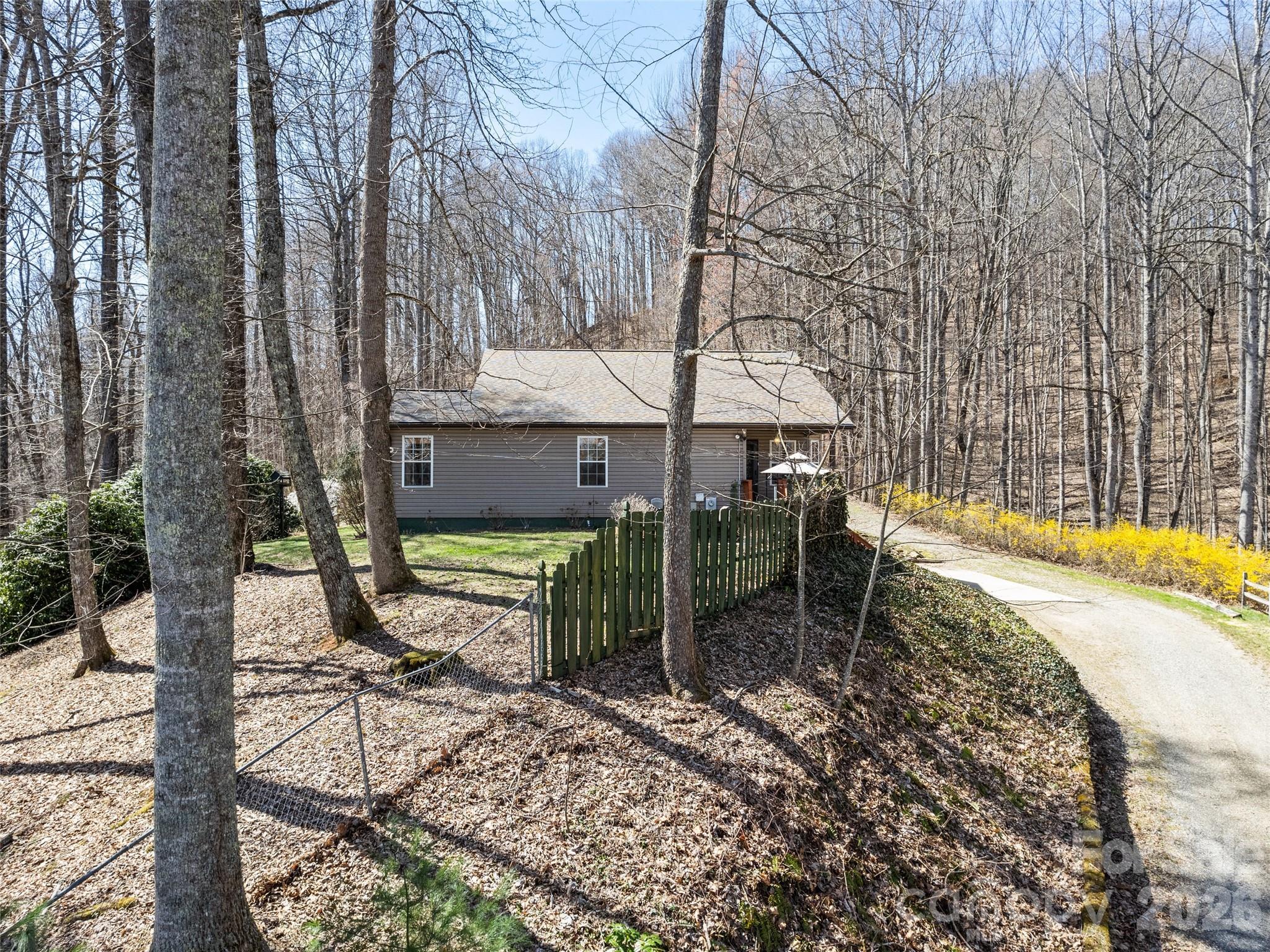 401 Tipstill Cove — Waynesville