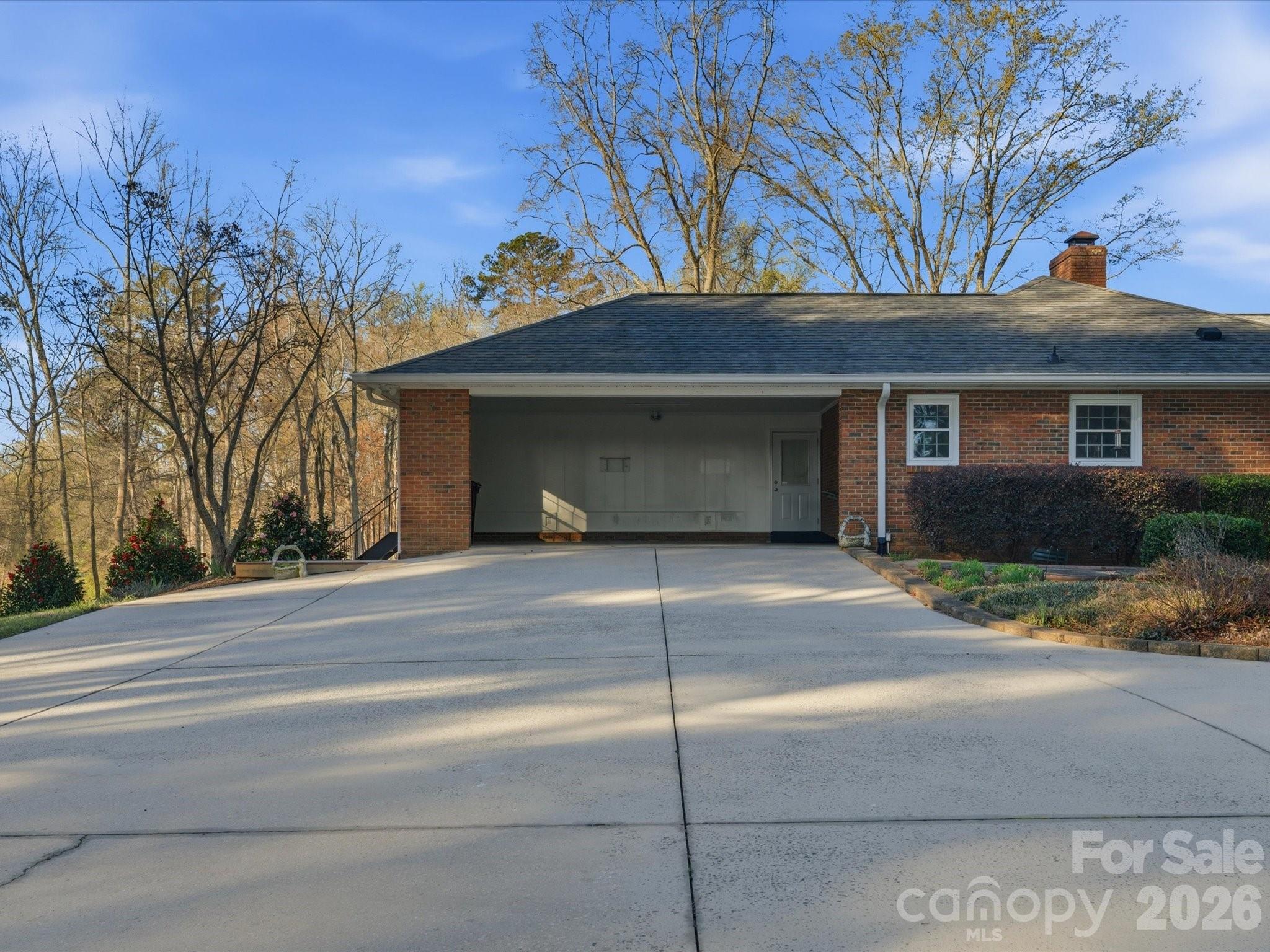 7591 Charlotte Highway — York