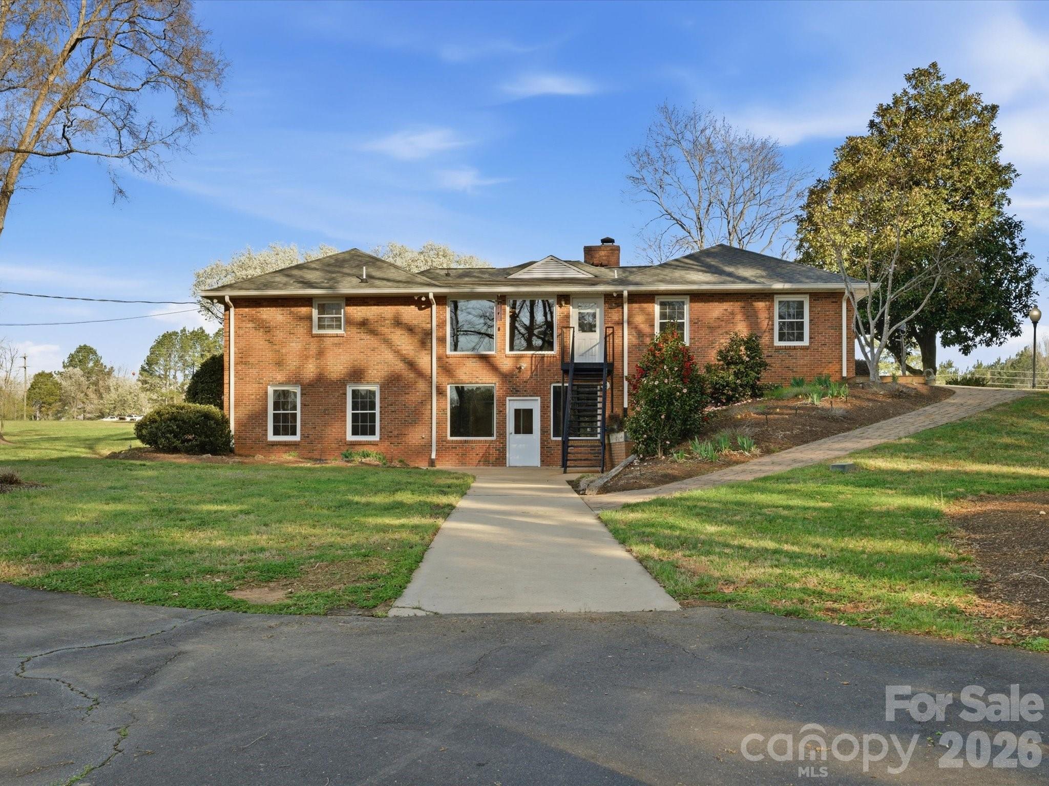 7591 Charlotte Highway — York