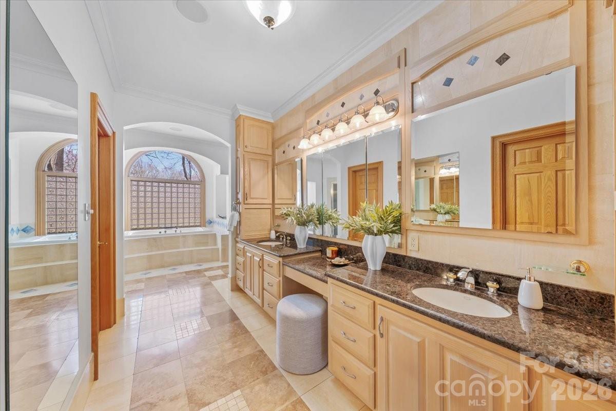 1043 Rolling Green Drive — Newton