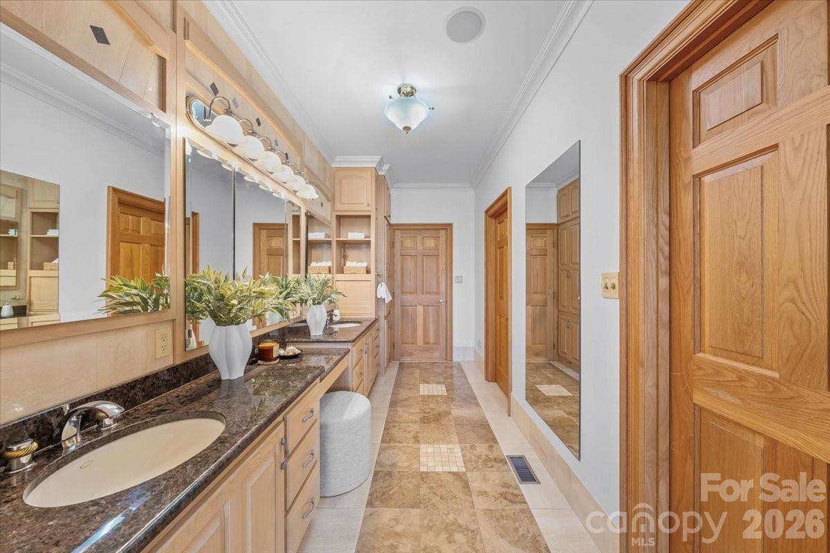 1043 Rolling Green Drive — Newton