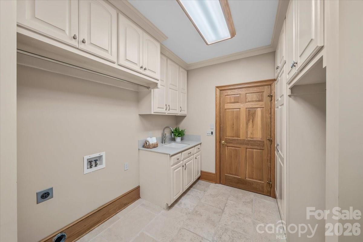 1043 Rolling Green Drive — Newton