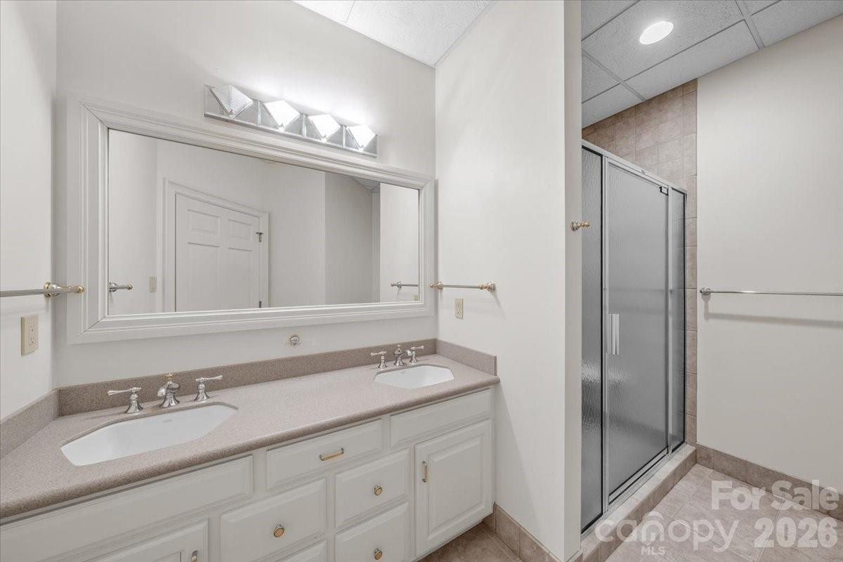 1043 Rolling Green Drive — Newton