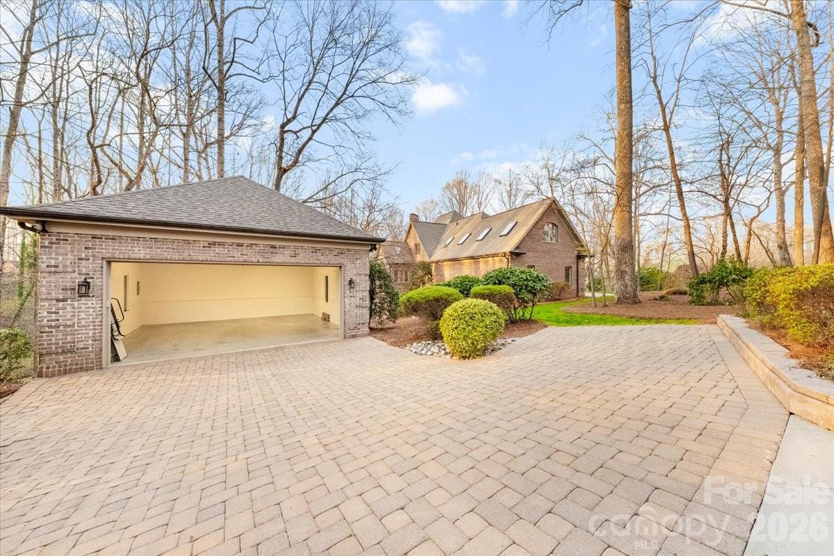 1043 Rolling Green Drive — Newton