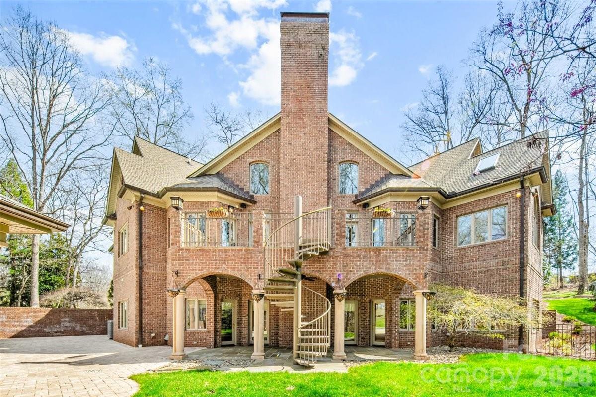 1043 Rolling Green Drive — Newton