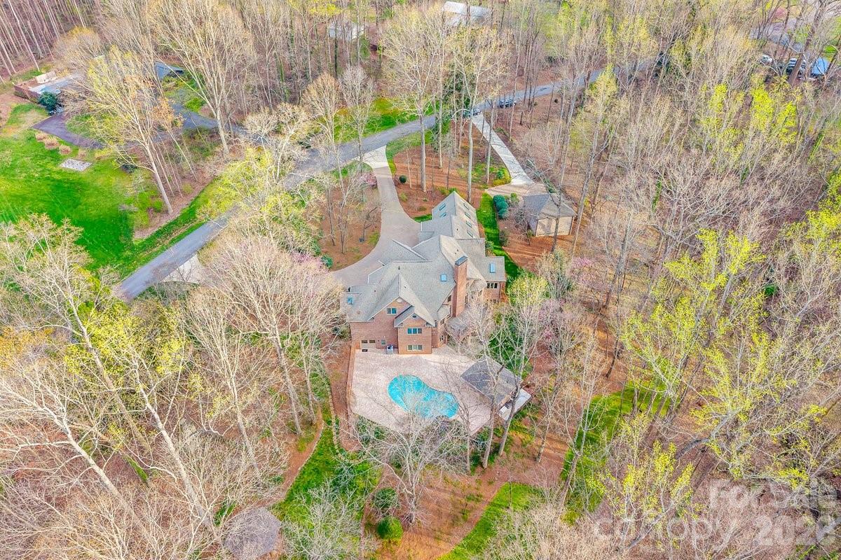 1043 Rolling Green Drive — Newton