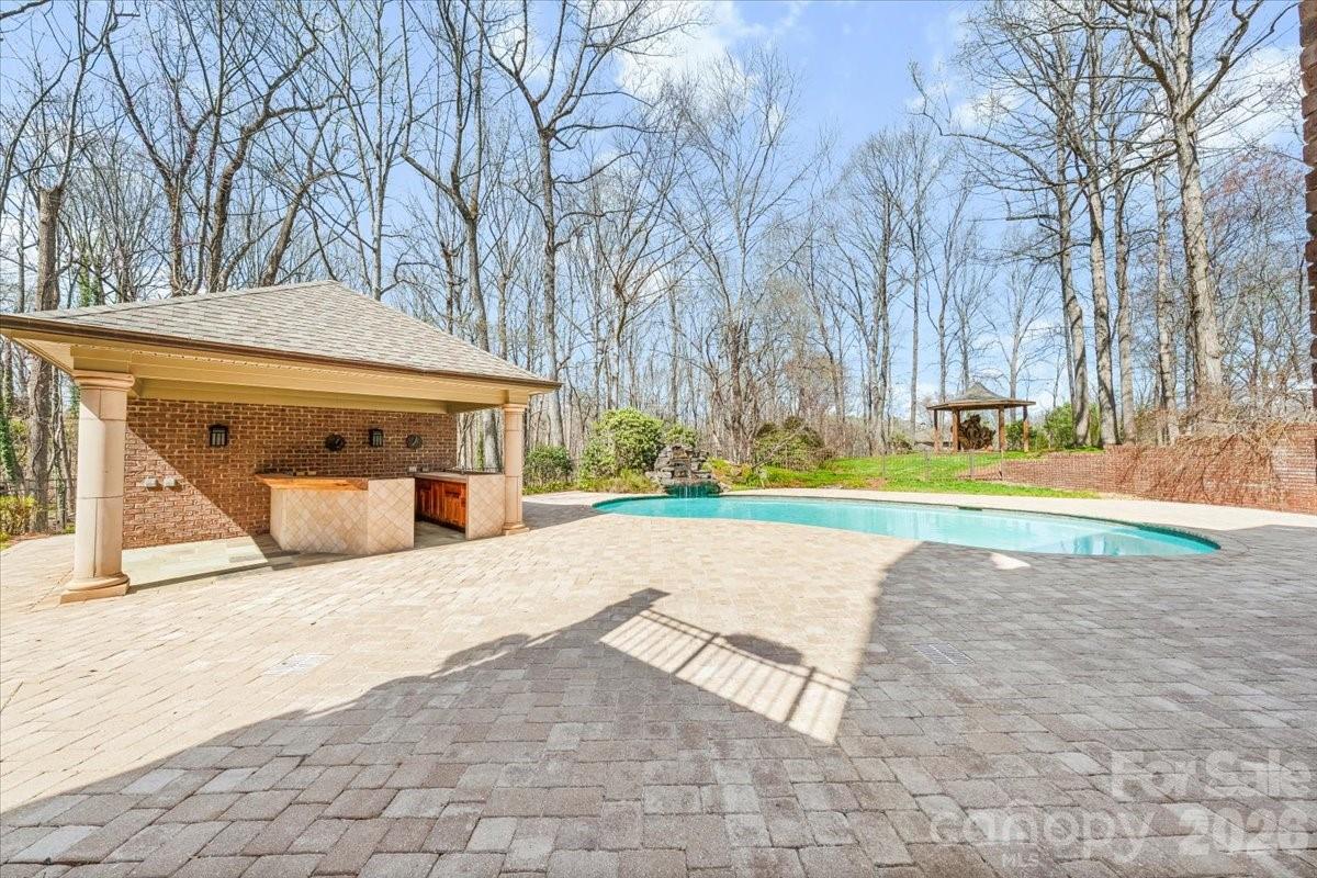 1043 Rolling Green Drive — Newton