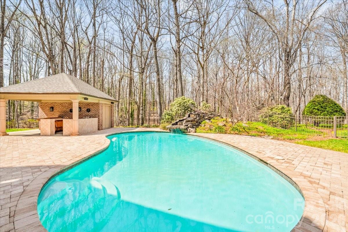 1043 Rolling Green Drive — Newton