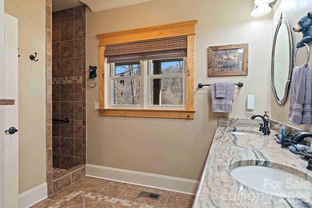 27 Indianola Lane — Bryson City