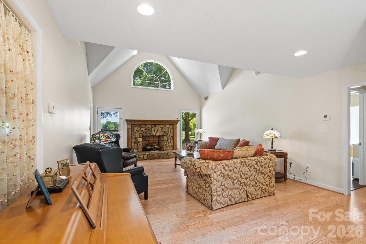 4711 Duncan Road — Monroe