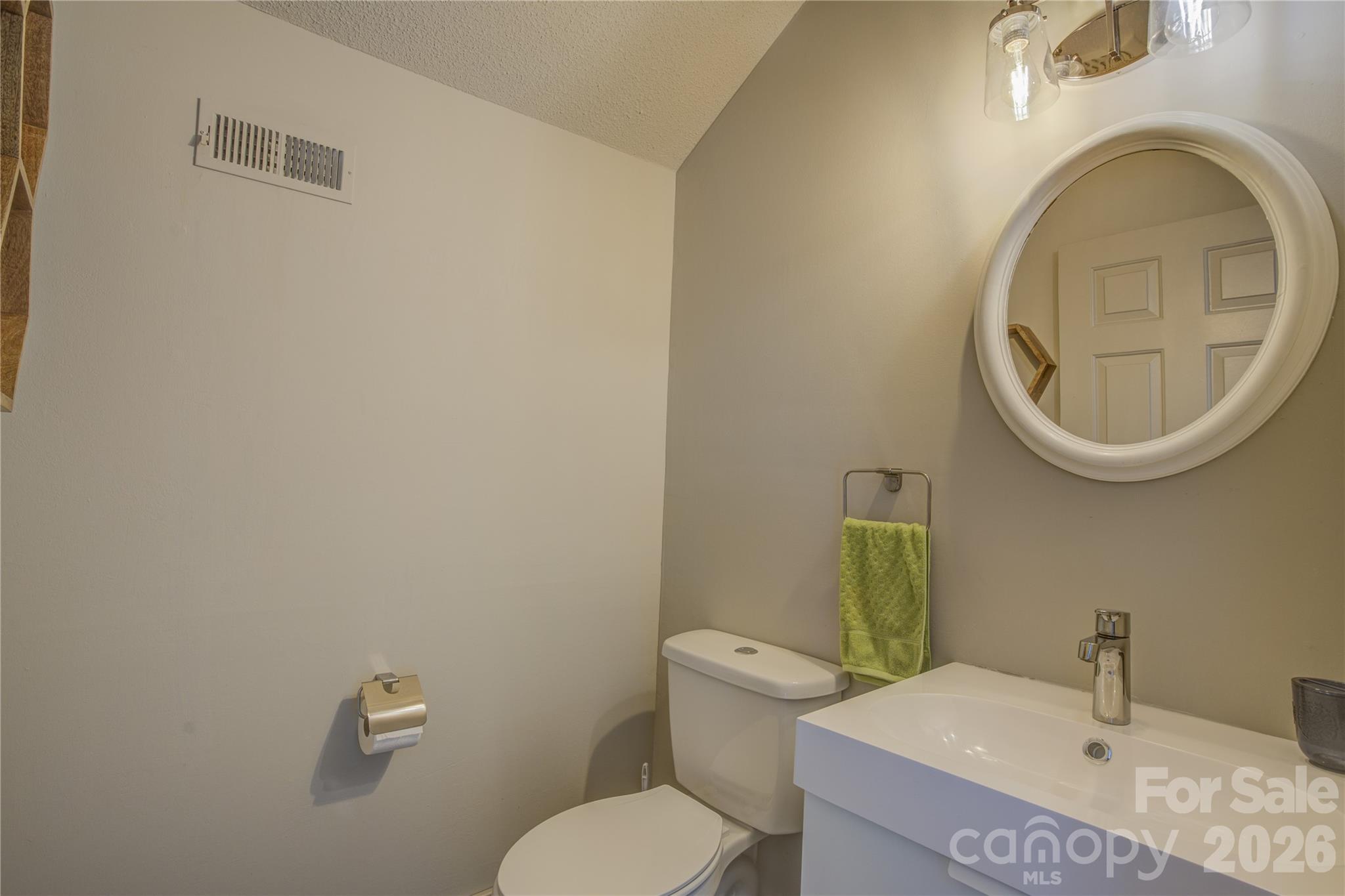 204 Fleetwood Plaza — Hendersonville