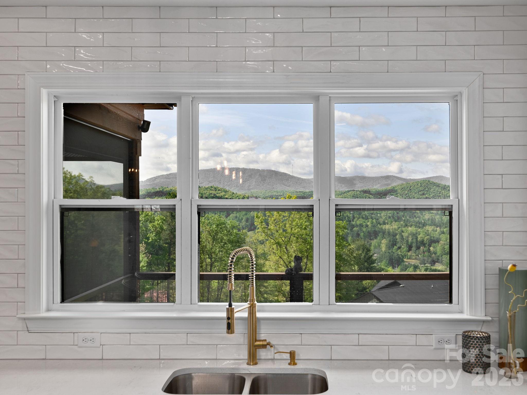 636 Crystal Heights Drive — Hendersonville