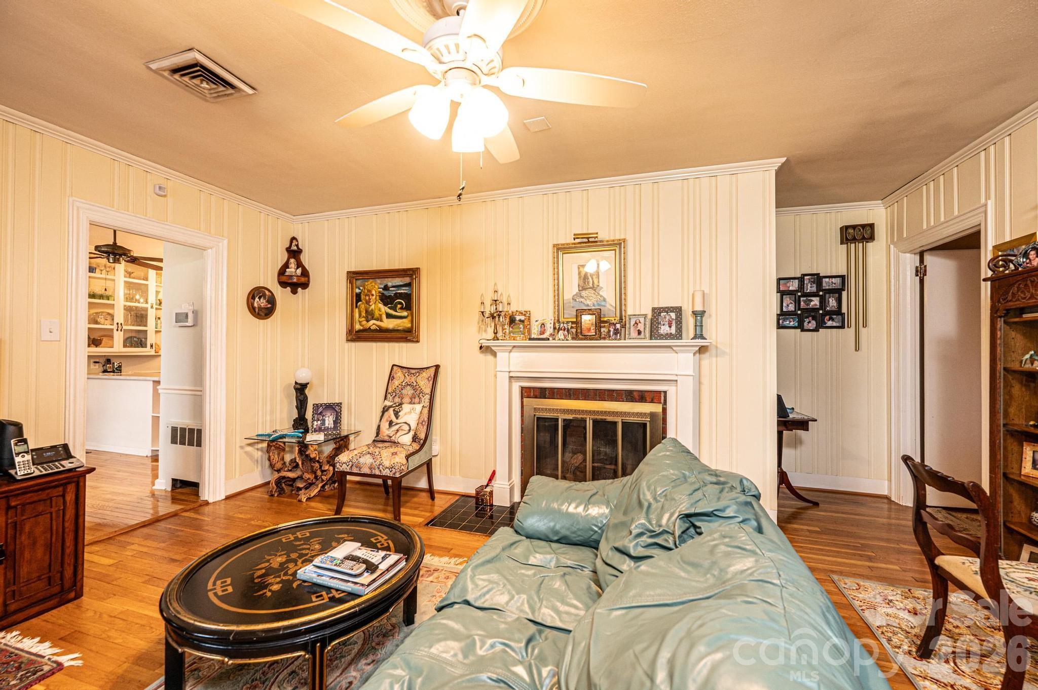 1724 2nd Avenue NW — Hickory