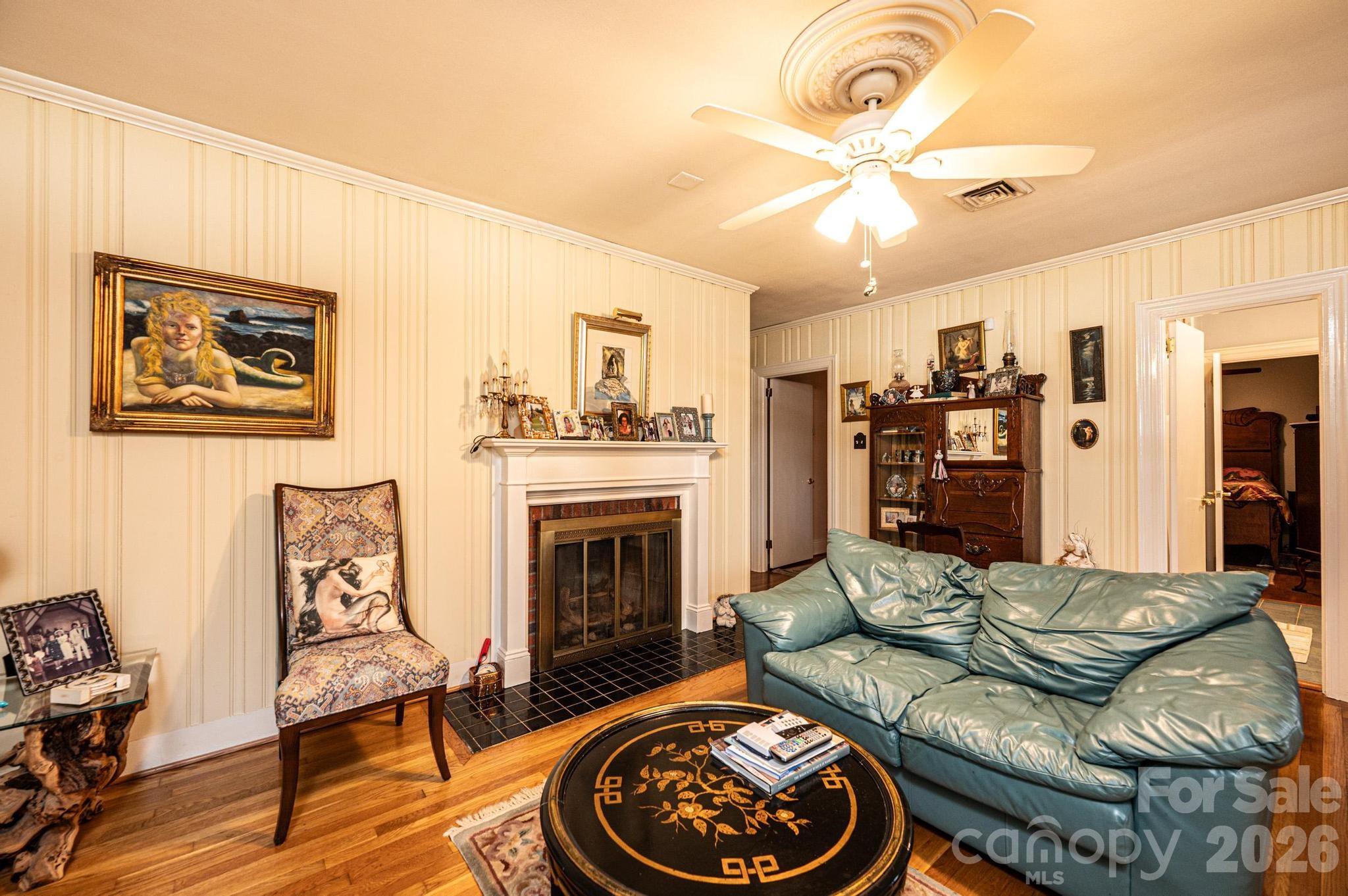 1724 2nd Avenue NW — Hickory
