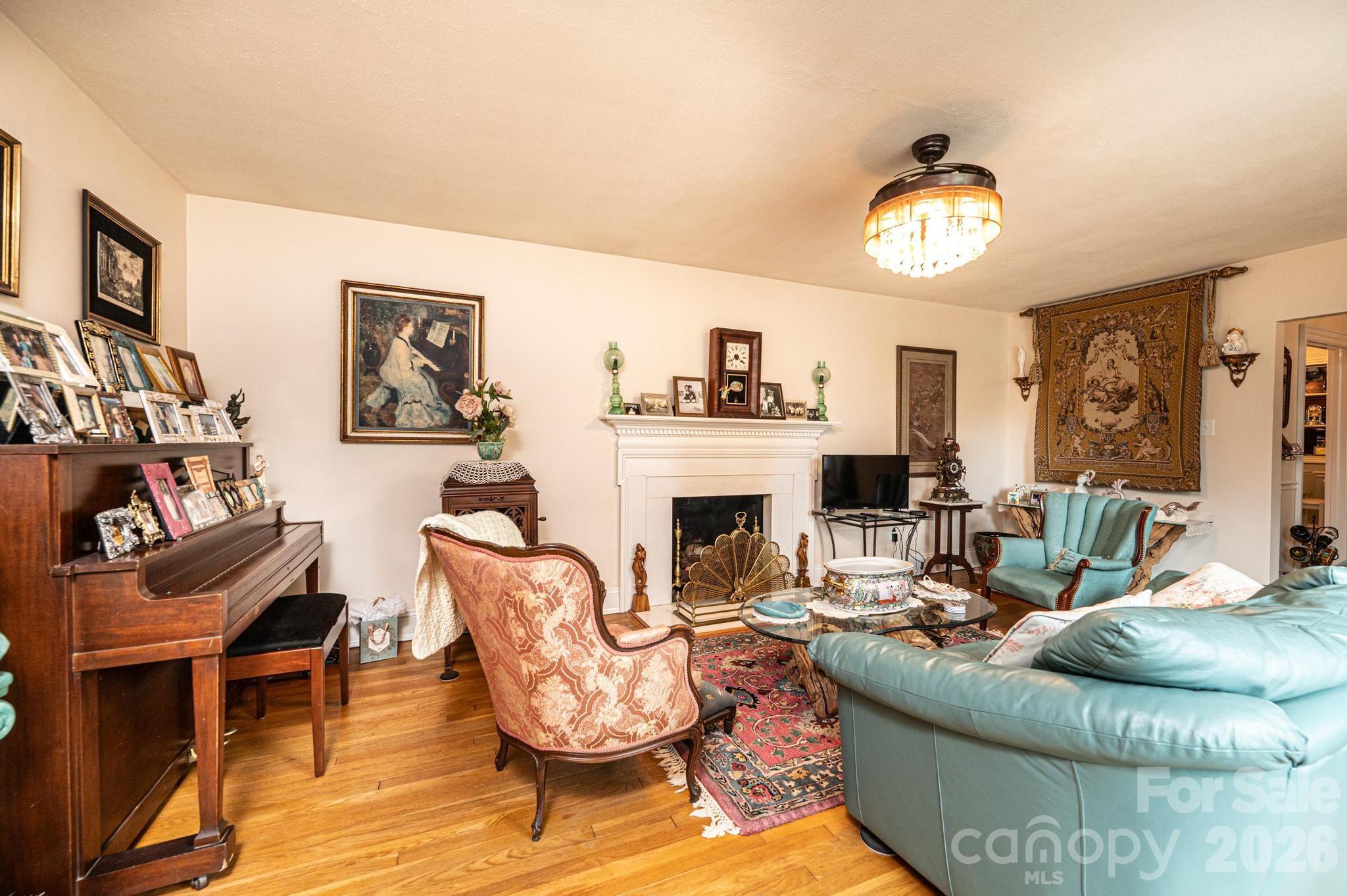 1724 2nd Avenue NW — Hickory
