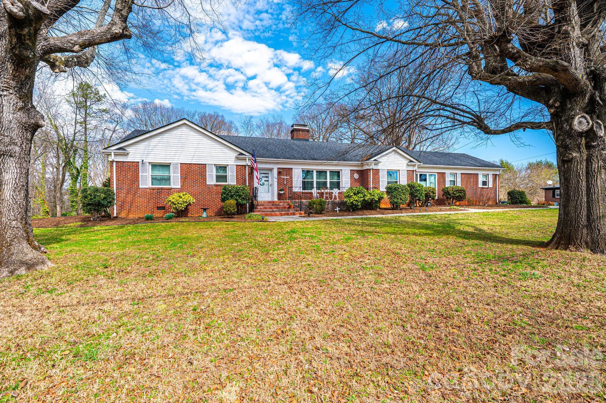 1724 2nd Avenue NW — Hickory