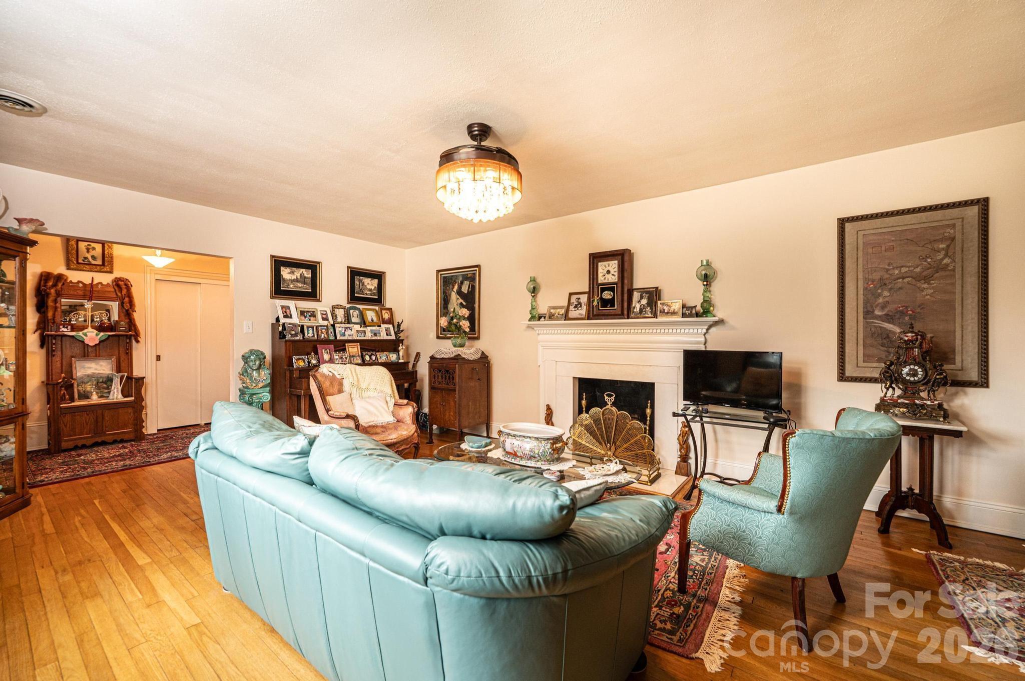 1724 2nd Avenue NW — Hickory