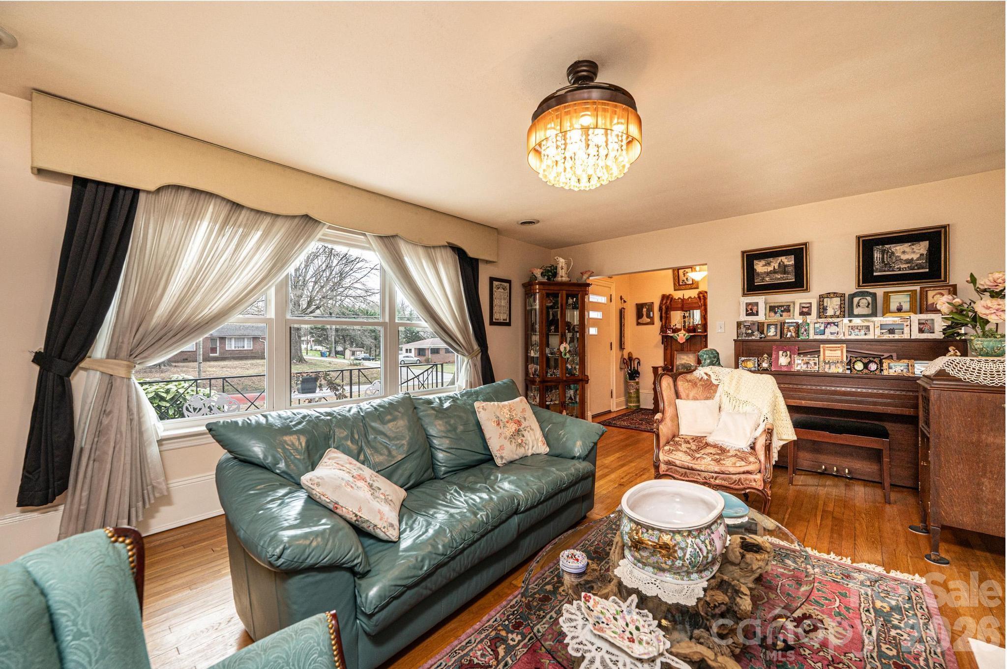 1724 2nd Avenue NW — Hickory
