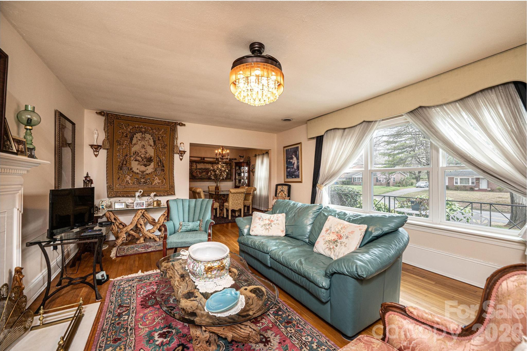 1724 2nd Avenue NW — Hickory