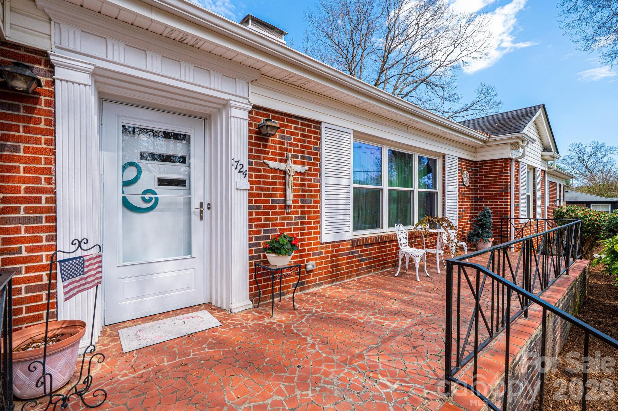 1724 2nd Avenue NW — Hickory