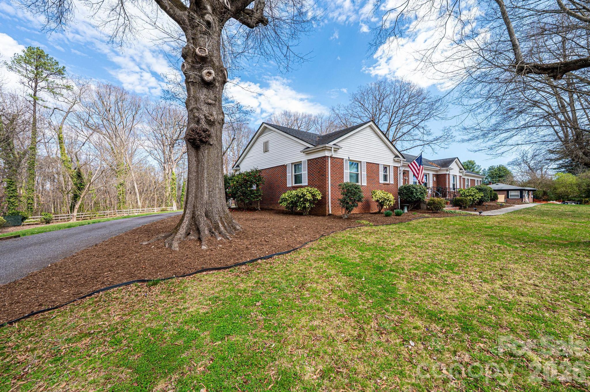 1724 2nd Avenue NW — Hickory